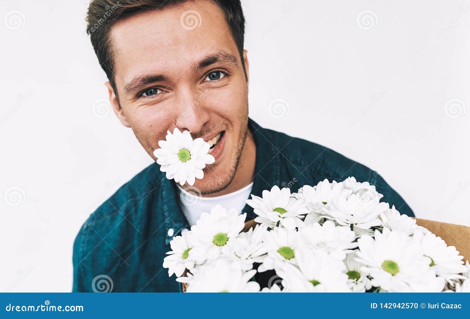 微笑与在白花嘴和花束的一朵花的愉快的白种人帅哥与一束花的可爱的男性库存照片 图片包括有与一束花的可爱的男性 微笑与在白花嘴和花束的一朵花 的愉快的白种人帅哥