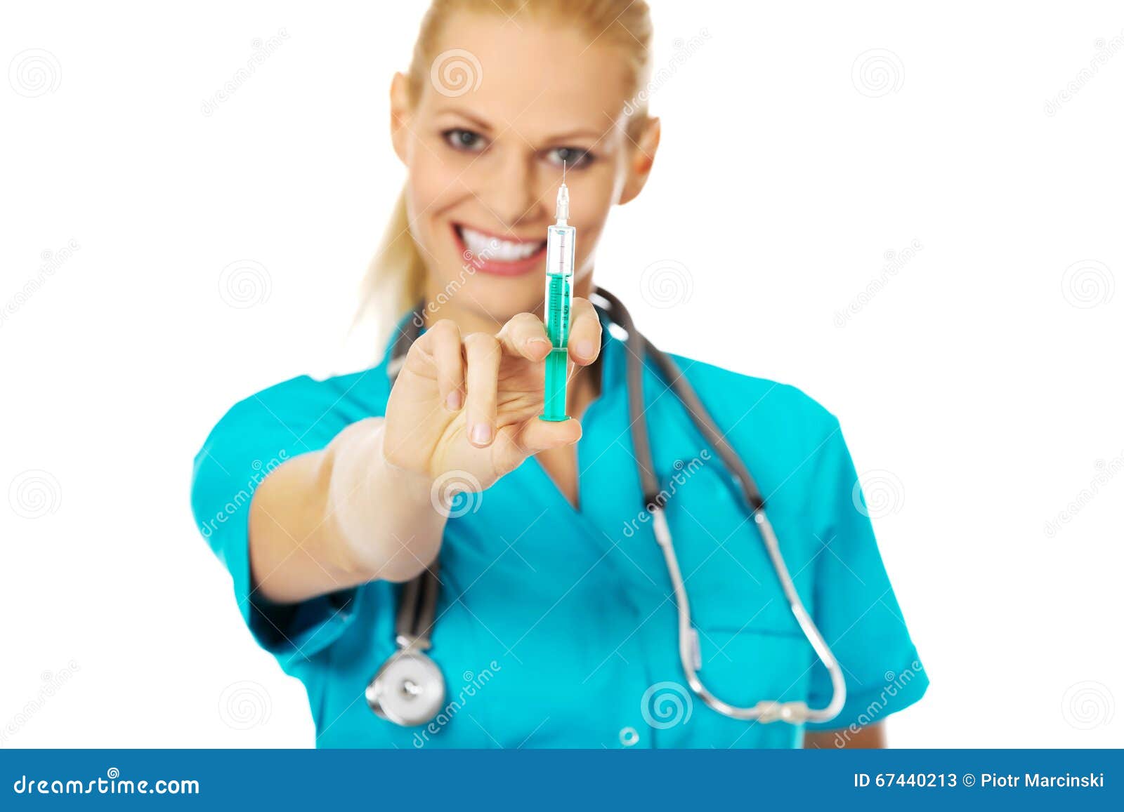 Новая медсестра пришла. Медсестра держит шприц. Медсестра улыбается и держит шприц. Медсестра малыша стетоскопом. Пухленькая медсестра со стетоскопом.