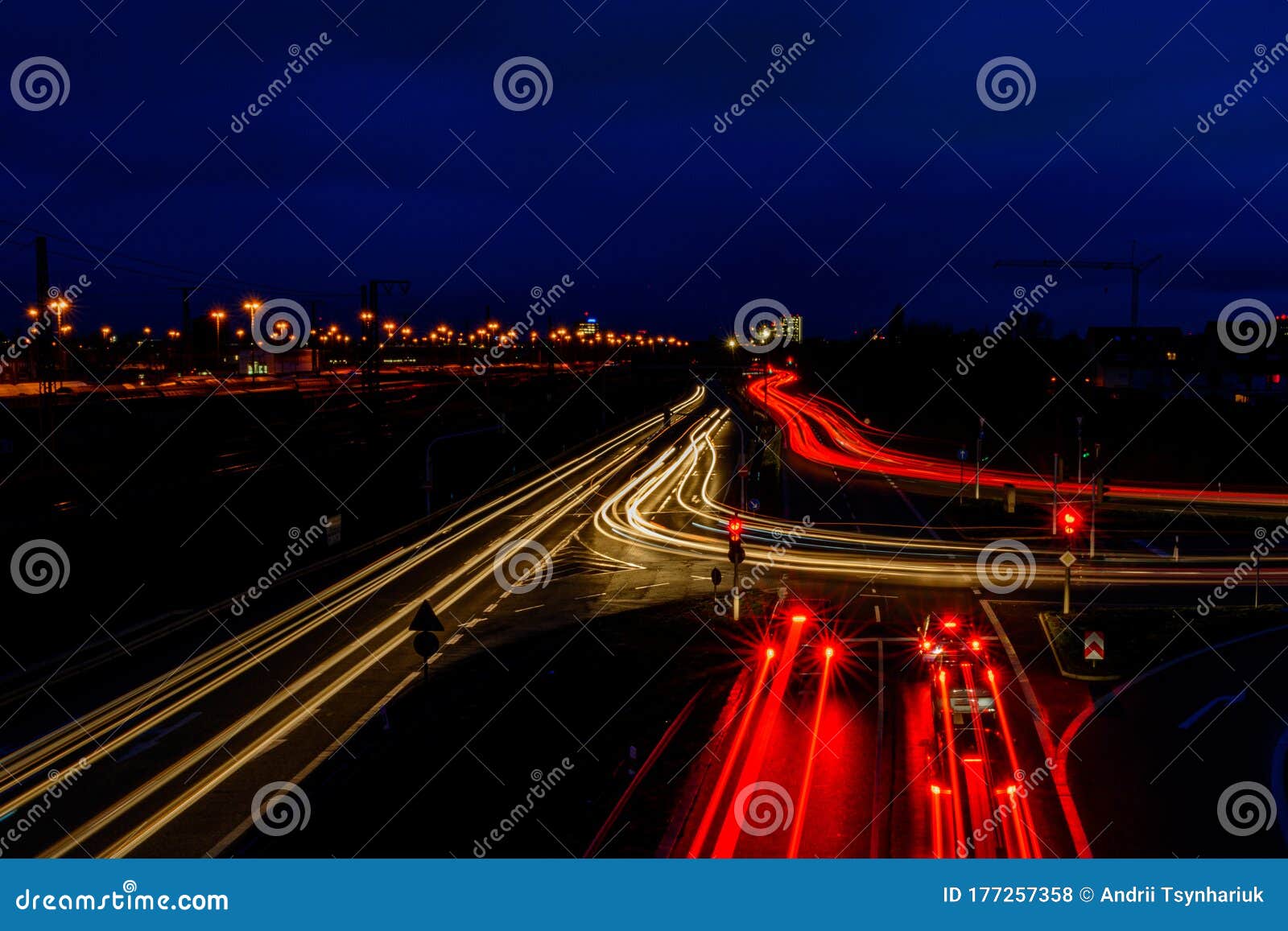 德国夜市道路车灯模糊库存照片 图片包括有汽车 驱动 快速 背包 都市风景 曲线 颜色 德国夜市道路车灯模糊库存照片 图片包括有汽车 驱动 快速 背包 都市风景 曲线 颜色