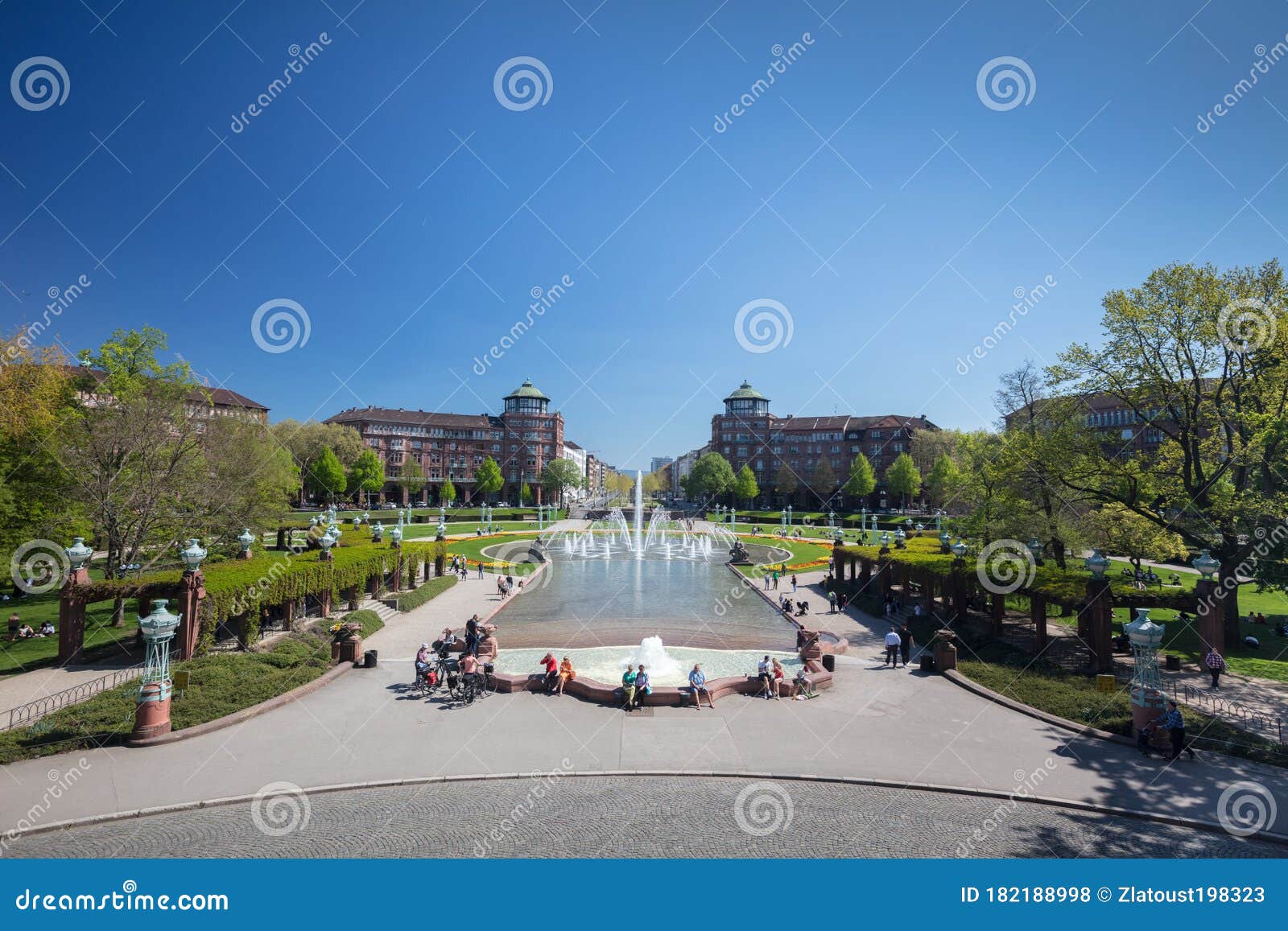德国迈因海姆市 19年4月19日 曼海姆的中央广场水塔喷泉美景 美丽的公园编辑类库存照片 图片包括有目的地 都市风景