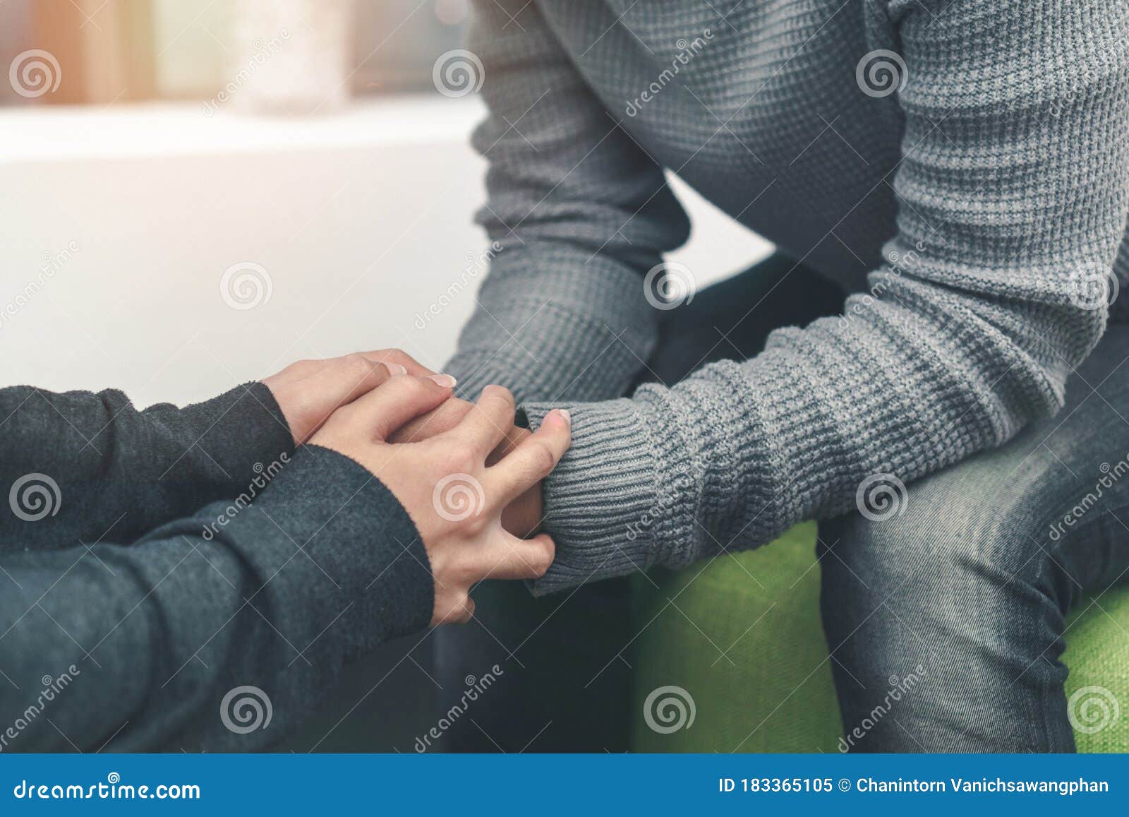 心理健康概念 心理学家坐着 手摸着年轻抑郁的亚洲男性 在窗边鼓励 选择性库存图片 图片包括有寂寞 医疗 心理健康概念 心理学家坐着 手摸着年轻抑郁的亚洲男性 在窗边鼓励 选择性库存图片 图片包括有寂寞 医疗