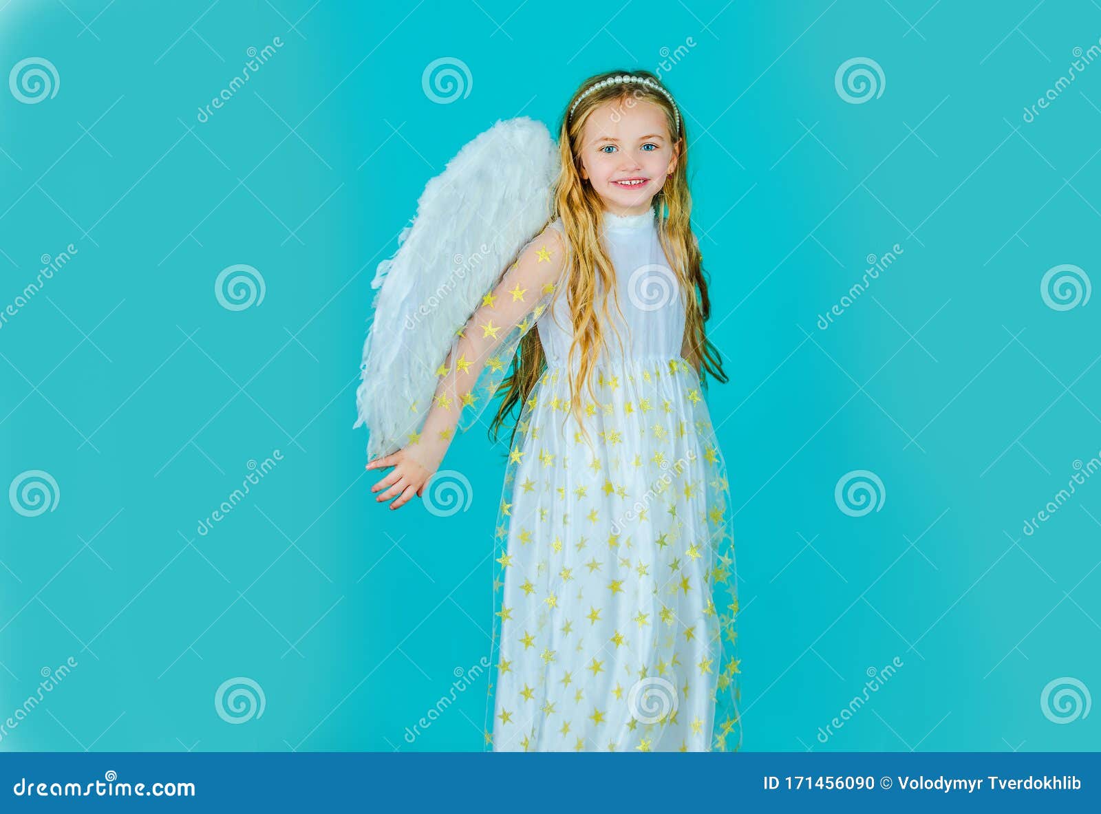 快乐的小天使天使小孩摆着天使翅膀的可爱小女孩长着美丽翅膀的小天使圣库存照片 图片包括有甜甜 逗人喜爱