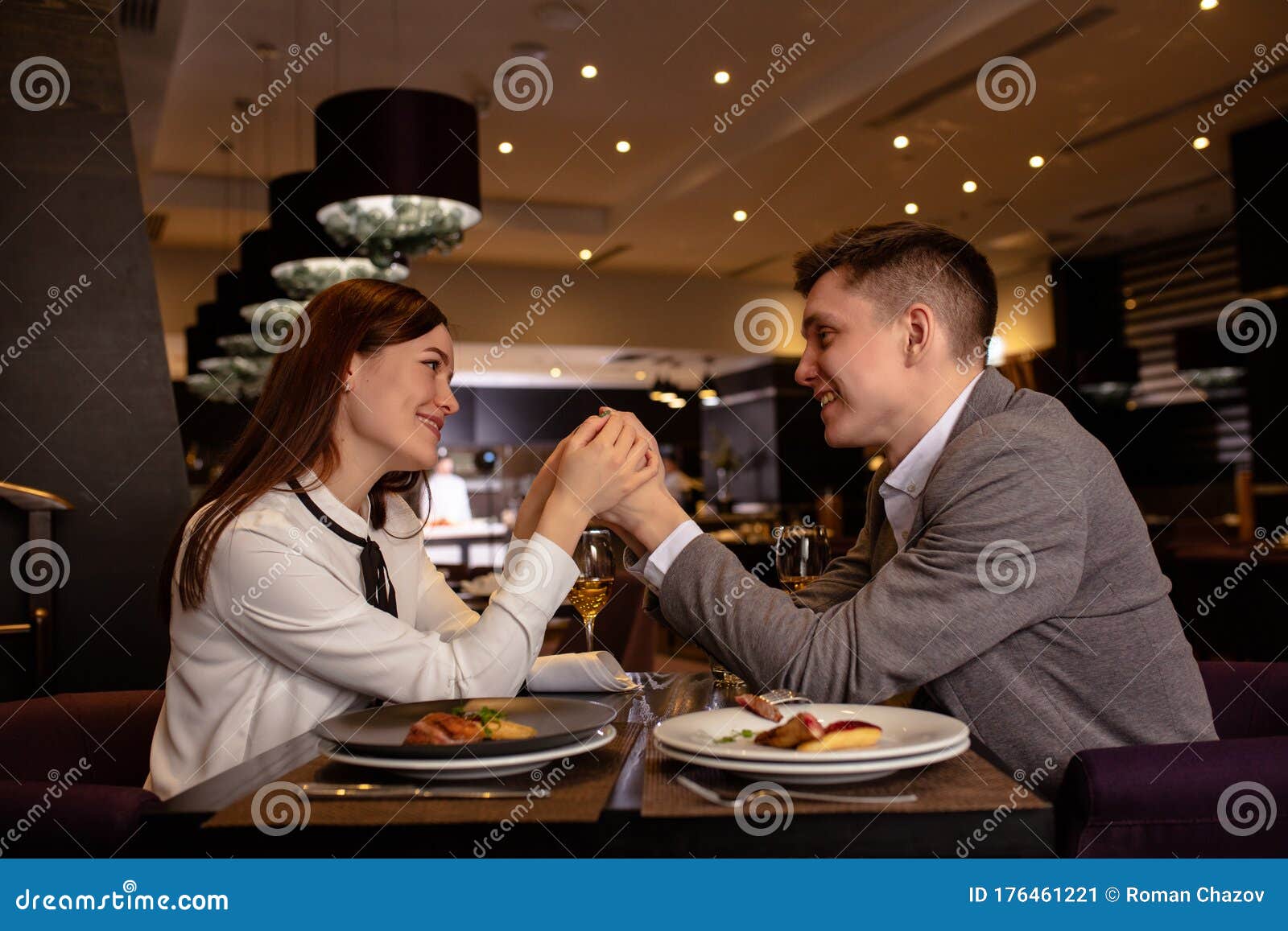 快乐的白人夫妇晚上在餐厅 约会库存图片 图片包括有快乐的白人夫妇晚上在餐厅 约会 快乐的白人夫妇晚上在餐厅 约会库存图片 图片包括有快乐的白人夫妇晚上在餐厅 约会