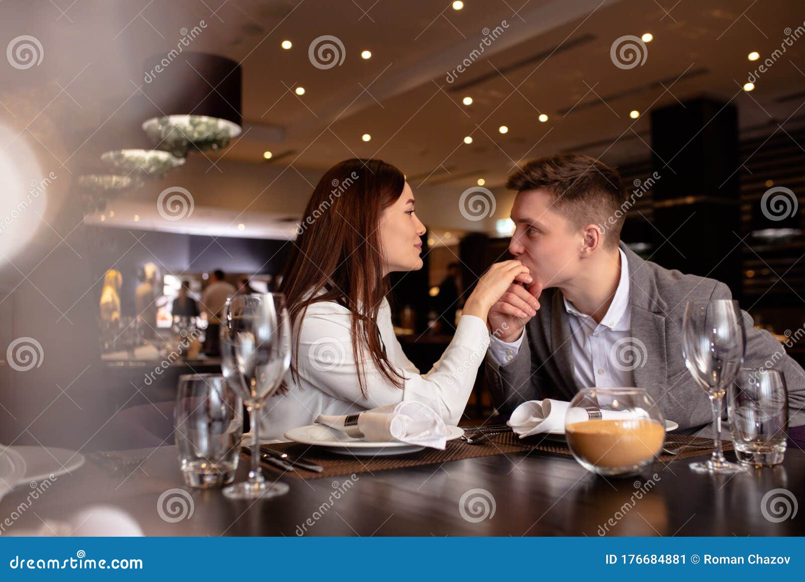 快乐的白人夫妇晚上在餐厅 约会库存图片 图片包括有快乐的白人夫妇晚上在餐厅 约会 快乐的白人夫妇晚上在餐厅 约会库存图片 图片包括有快乐的白人夫妇晚上在餐厅 约会