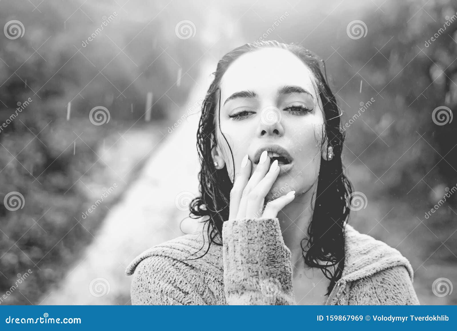 性感的女人站在雨下尖叫 享受站在街上的年轻美女画像库存图片 图片包括有典雅 女性 春宫 自治权 性感的女人站在雨下尖叫 享受站在街上的年轻美女画像库存图片 图片包括有典雅 女性 春宫 自治权