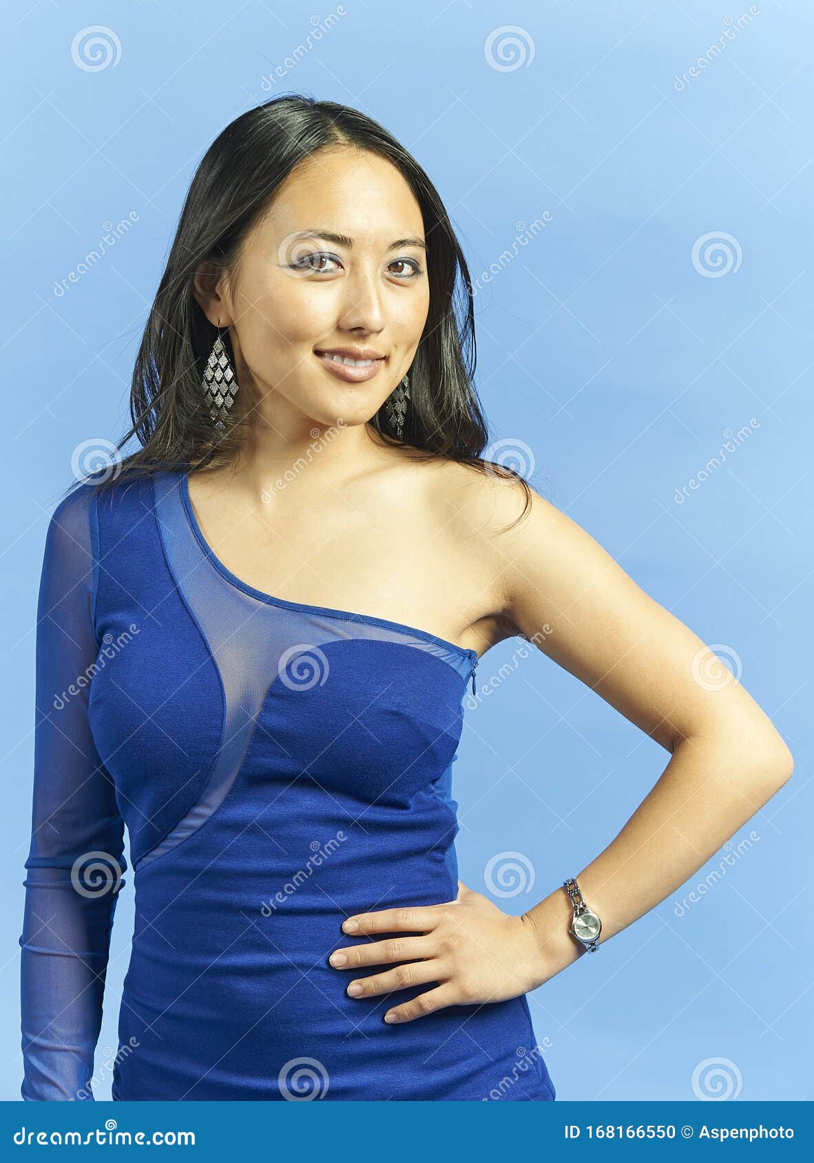 性感蓝裙的华丽亚洲模特库存照片. 图片包括有礼服, 大刀, 鞋带, 褂子  image