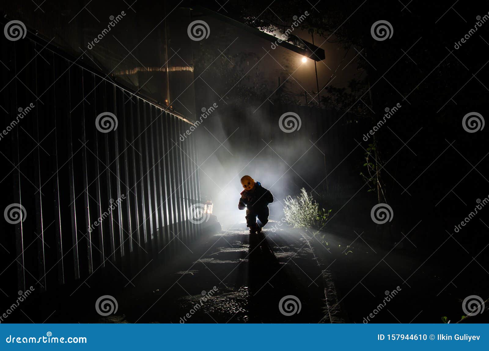 恐怖儿童鬼影的恐怖场景 雾天昏暗的恐怖娃娃的剪影库存照片 图片包括有 恐怖儿童鬼影的恐怖场景 雾天昏暗的恐怖娃娃的剪影库存照片 图片包括有