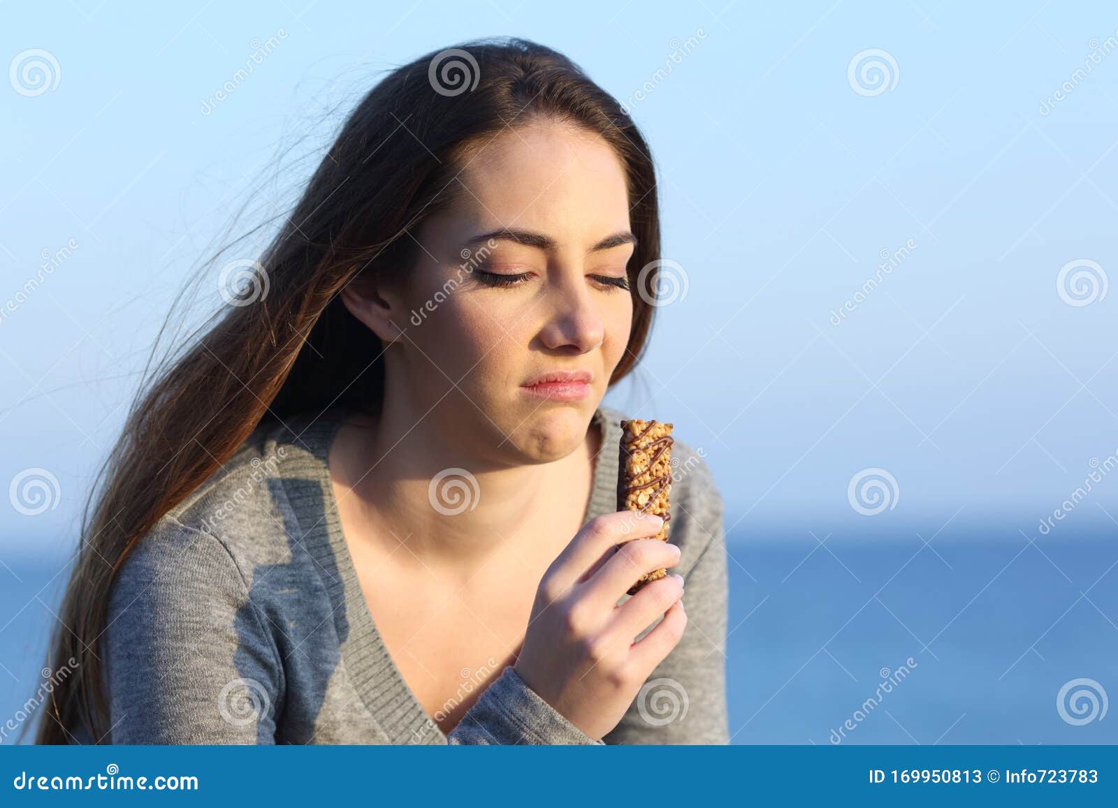 恶心的女人尝到不好的能量棒库存图片 图片包括有饮食 平淡地 烦恼 类似 使失去动力 女性 恶心的女人尝到不好的能量棒库存图片 图片包括有饮食 平淡地 烦恼 类似 使失去动力 女性