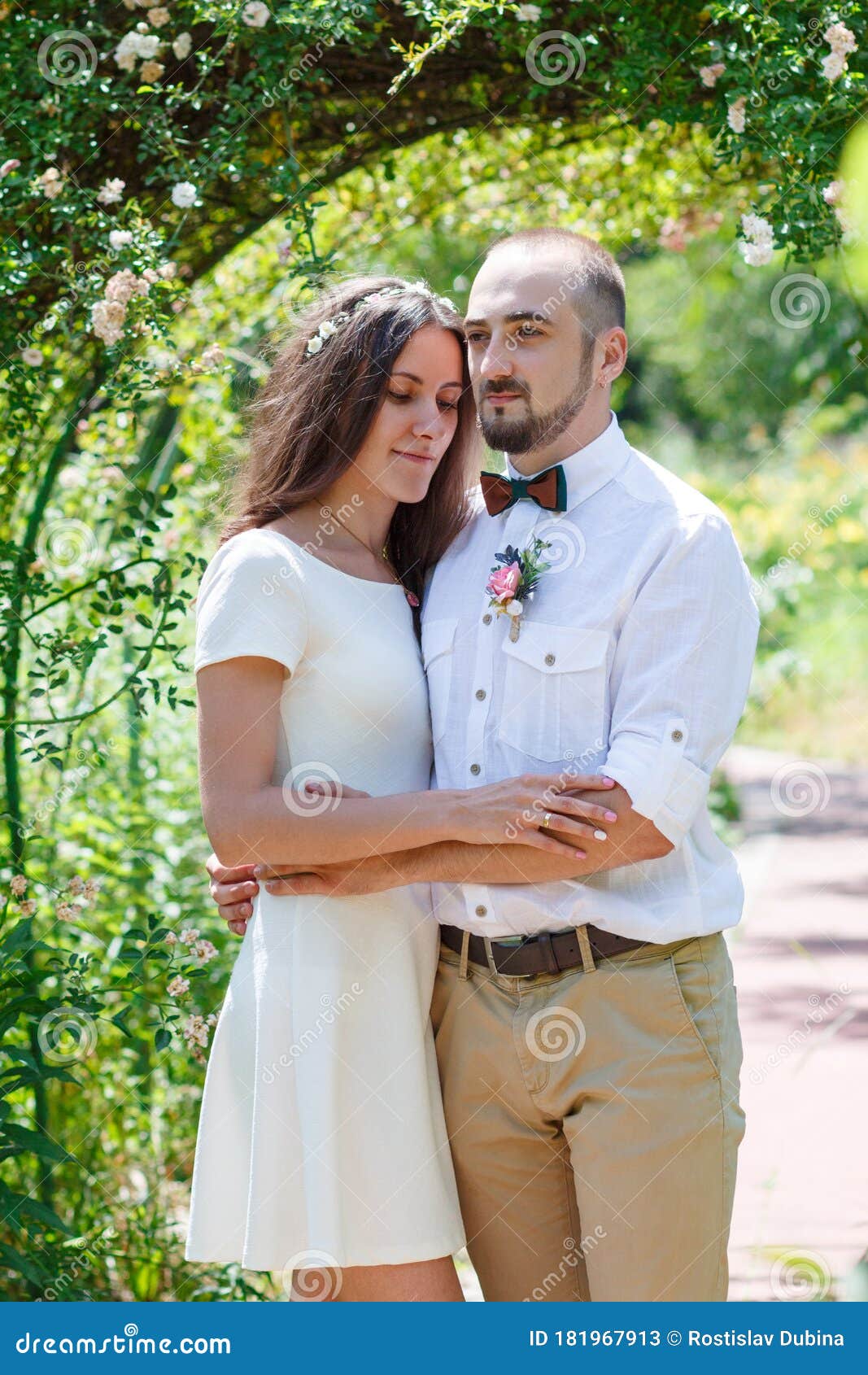 情人新婚夫妇恋爱中的美人花间花园里的情侣刚结婚新郎新娘库存图片 图片包括有刚结婚 花间花园里的情侣