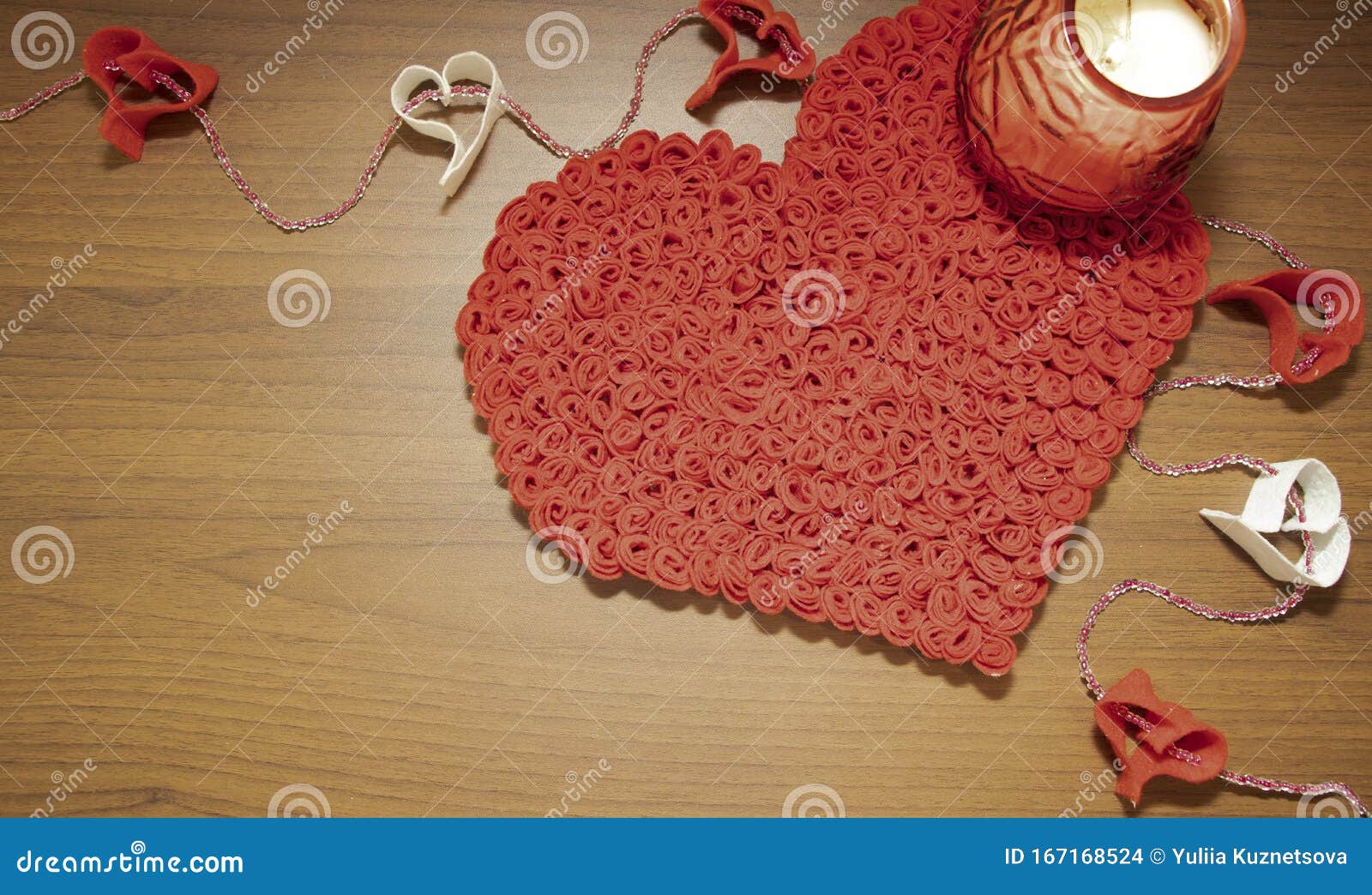 情人节 2月14日木质背景中的红白心脏蜡烛和红丝带库存照片 图片包括有蜡烛和红丝带 情人节 2月14日