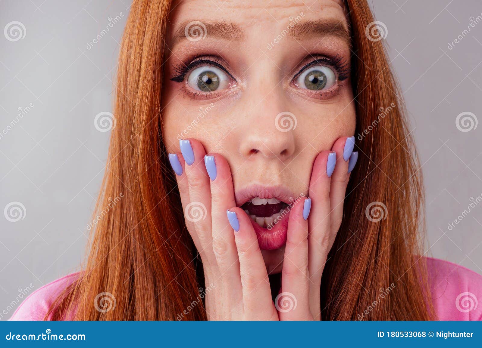 惊艳的红发姜女人忧心忡忡 在画室背景鱼眼里表情恐惧库存照片 图片包括有查出 感觉 紧张 面部 惊艳的红发姜女人忧心忡忡 在画室背景鱼眼里表情恐惧库存照片 图片包括有查出 感觉 紧张 面部