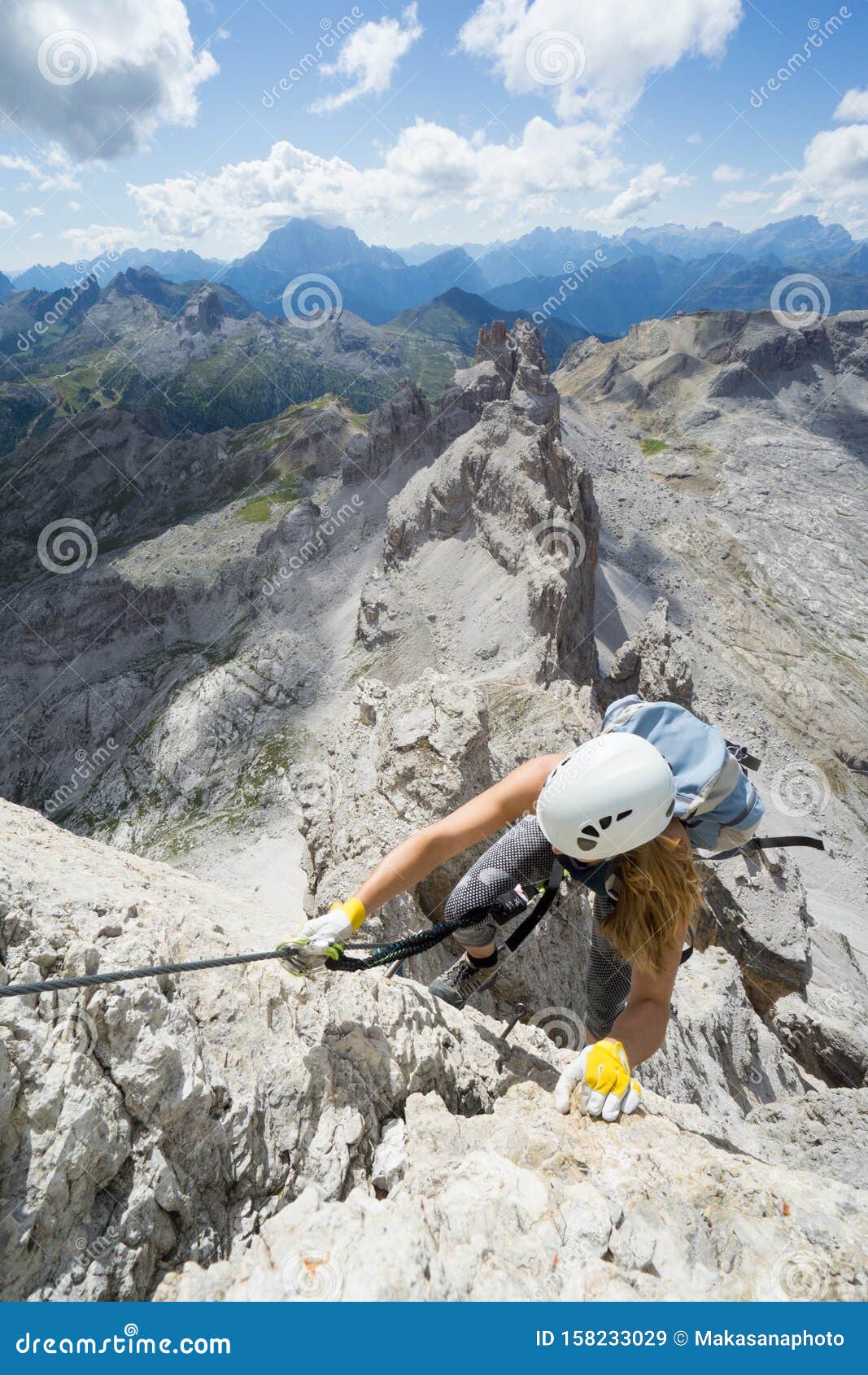 意大利多洛米蒂山的via Ferrata陡峭的迷人女性登山者库存图片 图片包括有本质 女性 意大利多洛米蒂山的via Ferrata陡峭的迷人女性登山者库存图片 图片包括有本质 女性