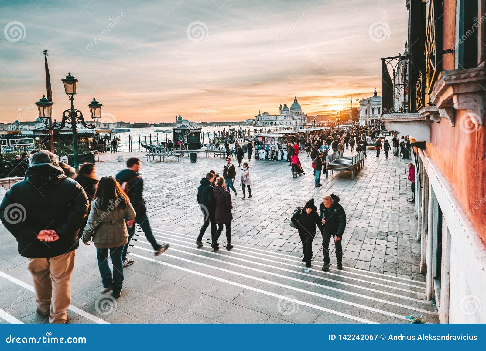 意大利威尼斯圣马可广场附近的人图库摄影片 图片包括有长平底船 旅行 浪漫 晴朗 著名 横向