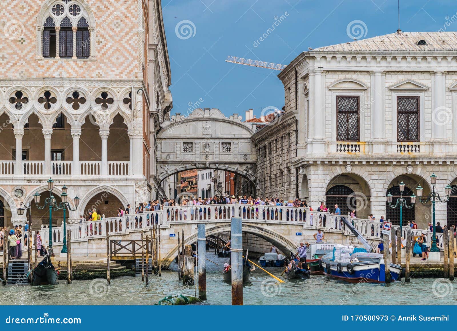 意大利威尼斯的叹息桥多日宫桥上的游客人群编辑类库存照片 图片包括有小船 运载 犹太 拱道