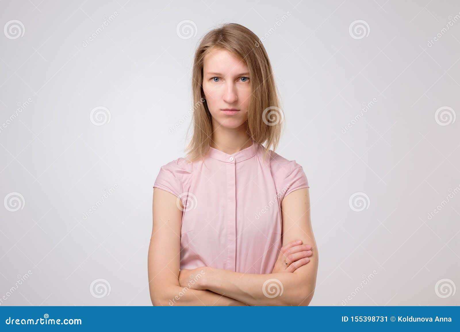 愤怒看照相机的不满意的年轻女人 显示被激怒的面孔表示库存图片 图片包括有表达式 阴沉 表面