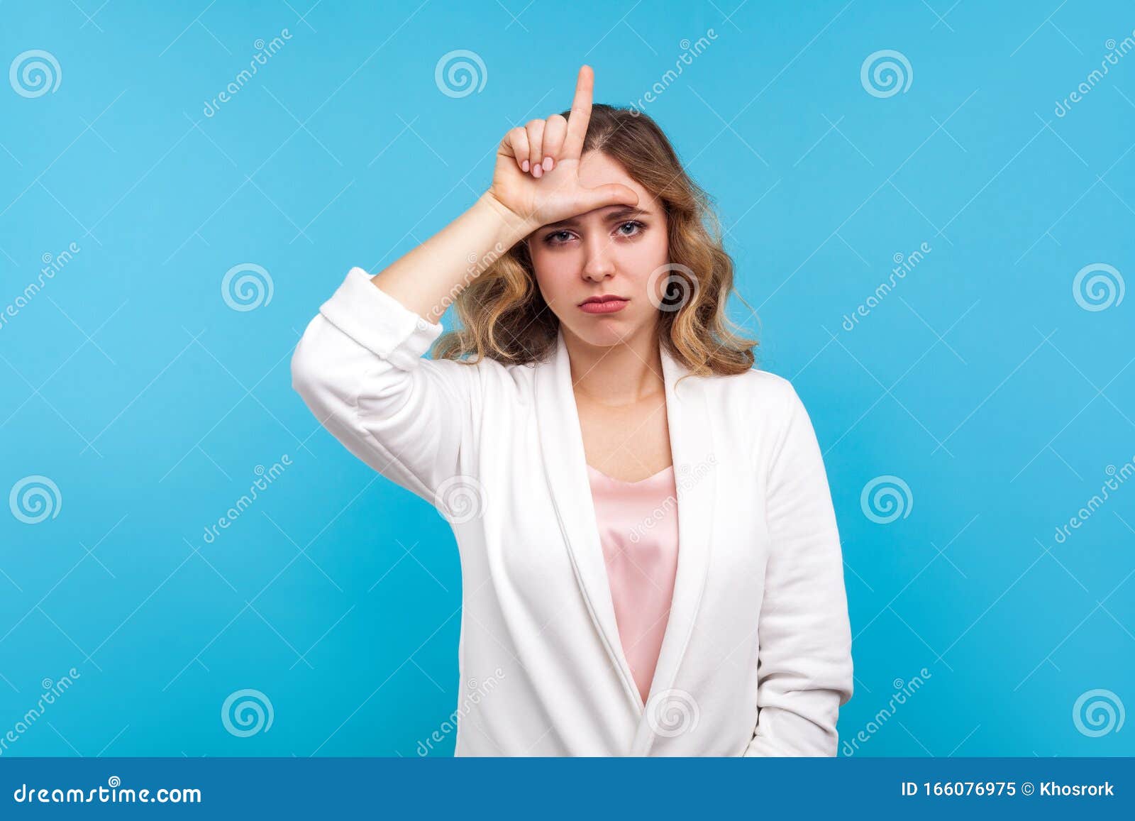 我很失败抑郁症妇女做失败手势的画像 我的手指在额头上蓝色背景库存图片 图片包括有头发 姿态