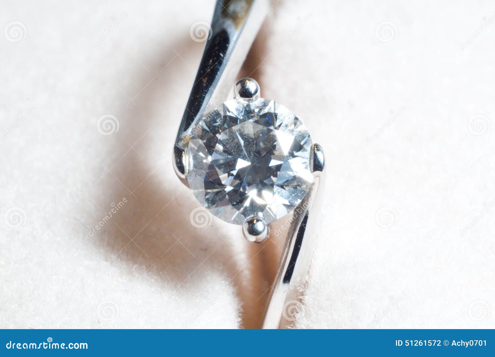 Diamond ring 库存照片. 图片 包括有 婚姻, 珠宝商, 功能, 订婚, 工艺品, 对象, 昂贵 - 51261572