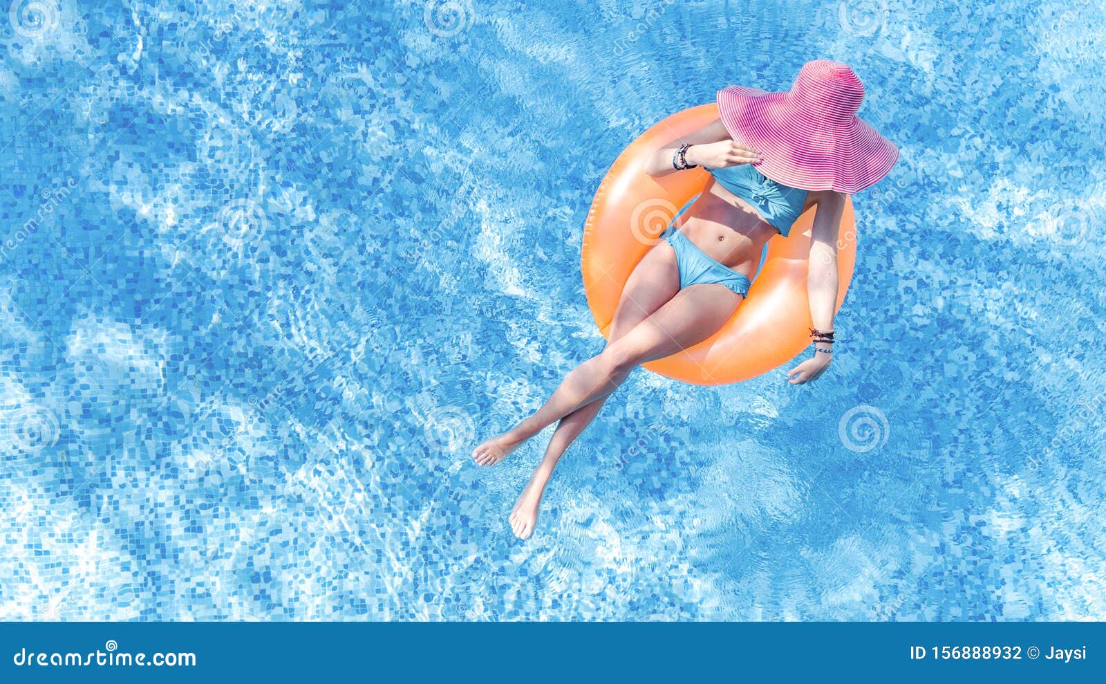 戴帽子的美女 从上面俯瞰泳池 穿比基尼的年轻女孩在充气戒指上放松库存照片 图片包括有 156