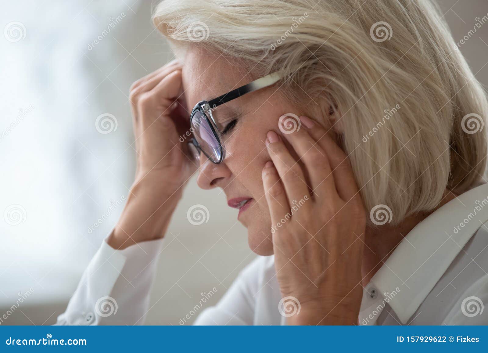 戴眼镜 头痛的年老女性库存照片 图片包括有 戴眼镜 头痛的年老女性库存照片 图片包括有