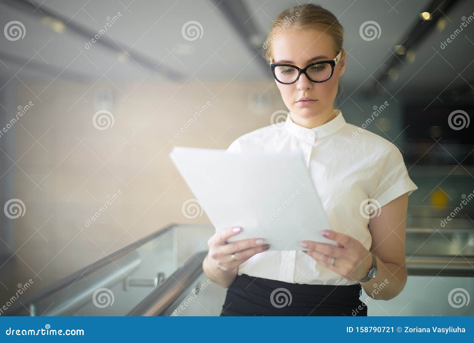 戴眼镜 穿官服的严肃女性 成功的商务或政府工作人员阅读纸面文件库存图片 图片包括有 戴眼镜 穿官服的严肃女性 成功的商务或政府工作人员阅读纸面文件库存图片 图片包括有