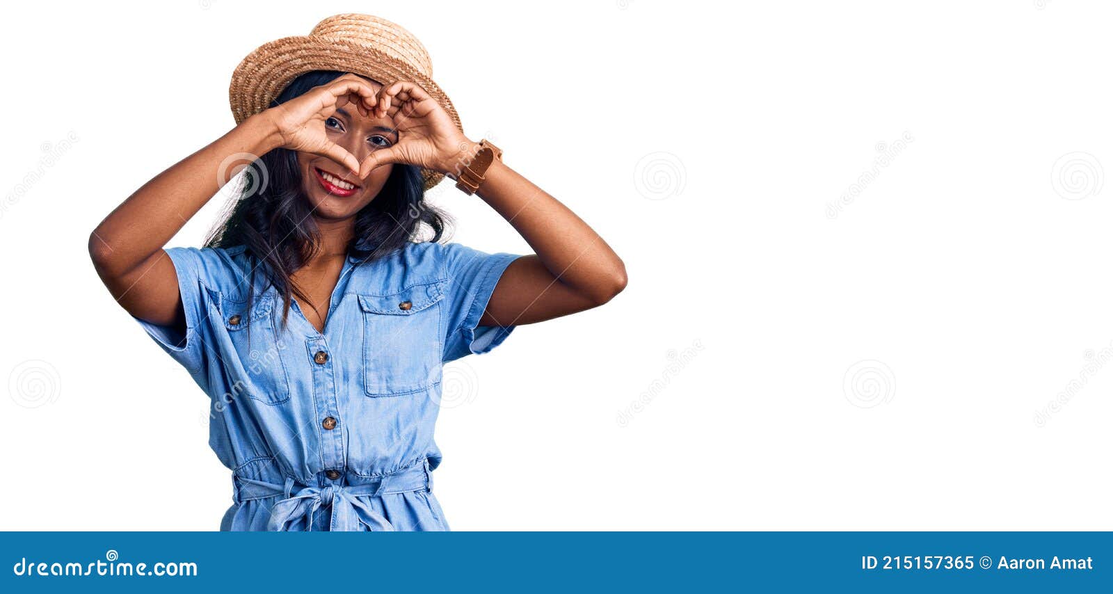 戴着夏日帽子的印度少女用手和手指微笑地看着招牌做心形库存图片. 图片包括有制作, 手指, 衣裳, 人员- 215157365