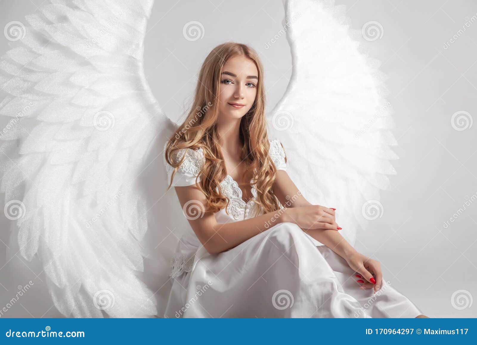 戴着天使翅膀的白裙女孩库存图片 图片包括有头发 幻想 愉快 平安 天主教 天使 人员