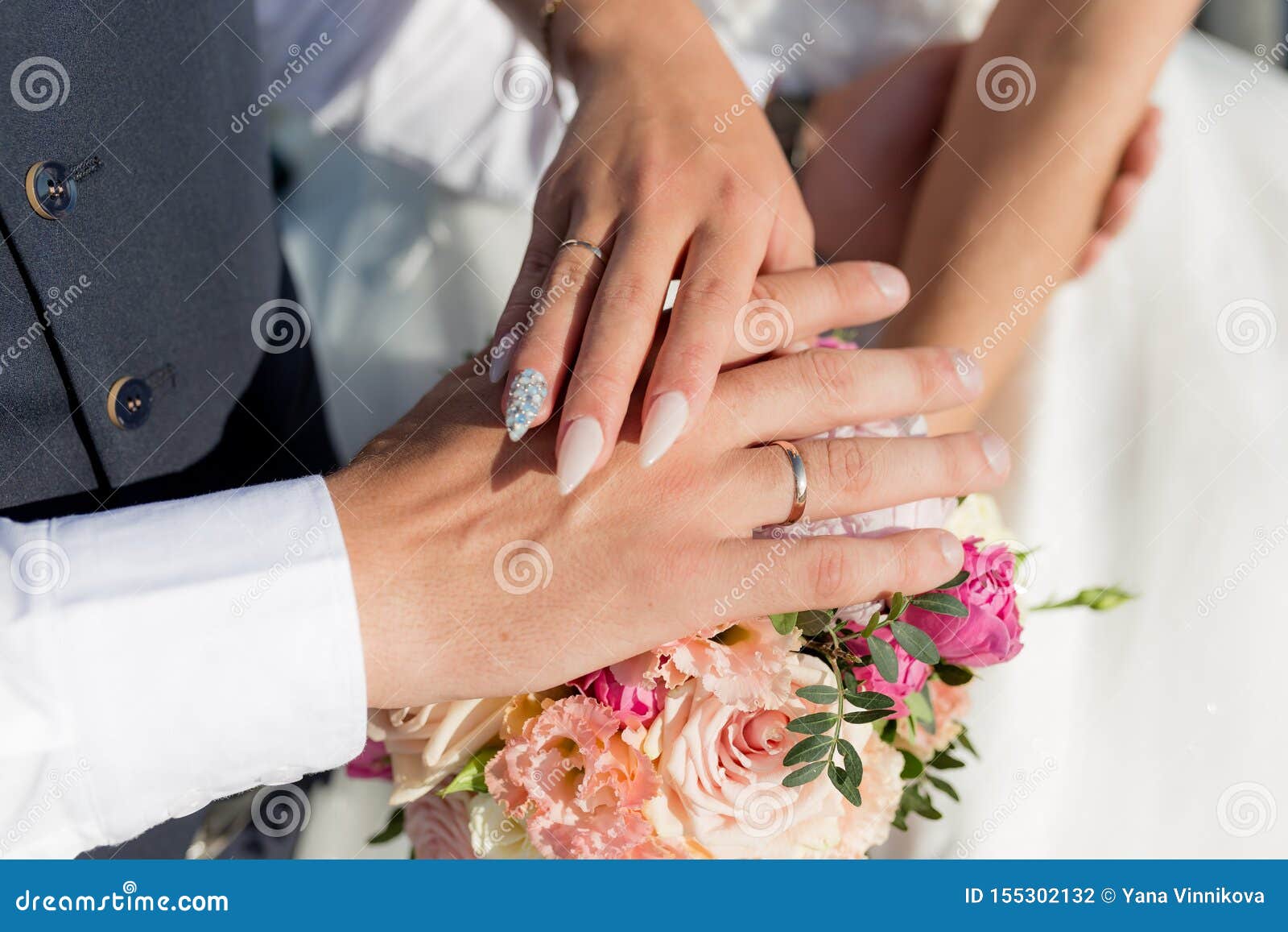 戴结婚戒指的男女合照年轻夫妇牵手 婚礼新婚夫妇的手库存照片 图片包括有年轻夫妇牵手 婚礼 新婚夫妇的手