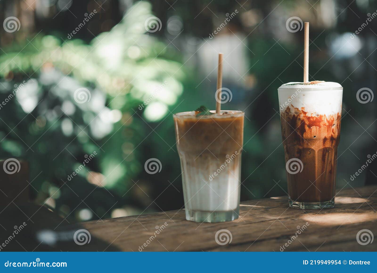 户外咖啡厅的冰拿铁咖啡和冰摩卡库存照片 图片包括有黑暗 可可粉 餐馆 脱咖啡因咖啡 咖啡 219949954