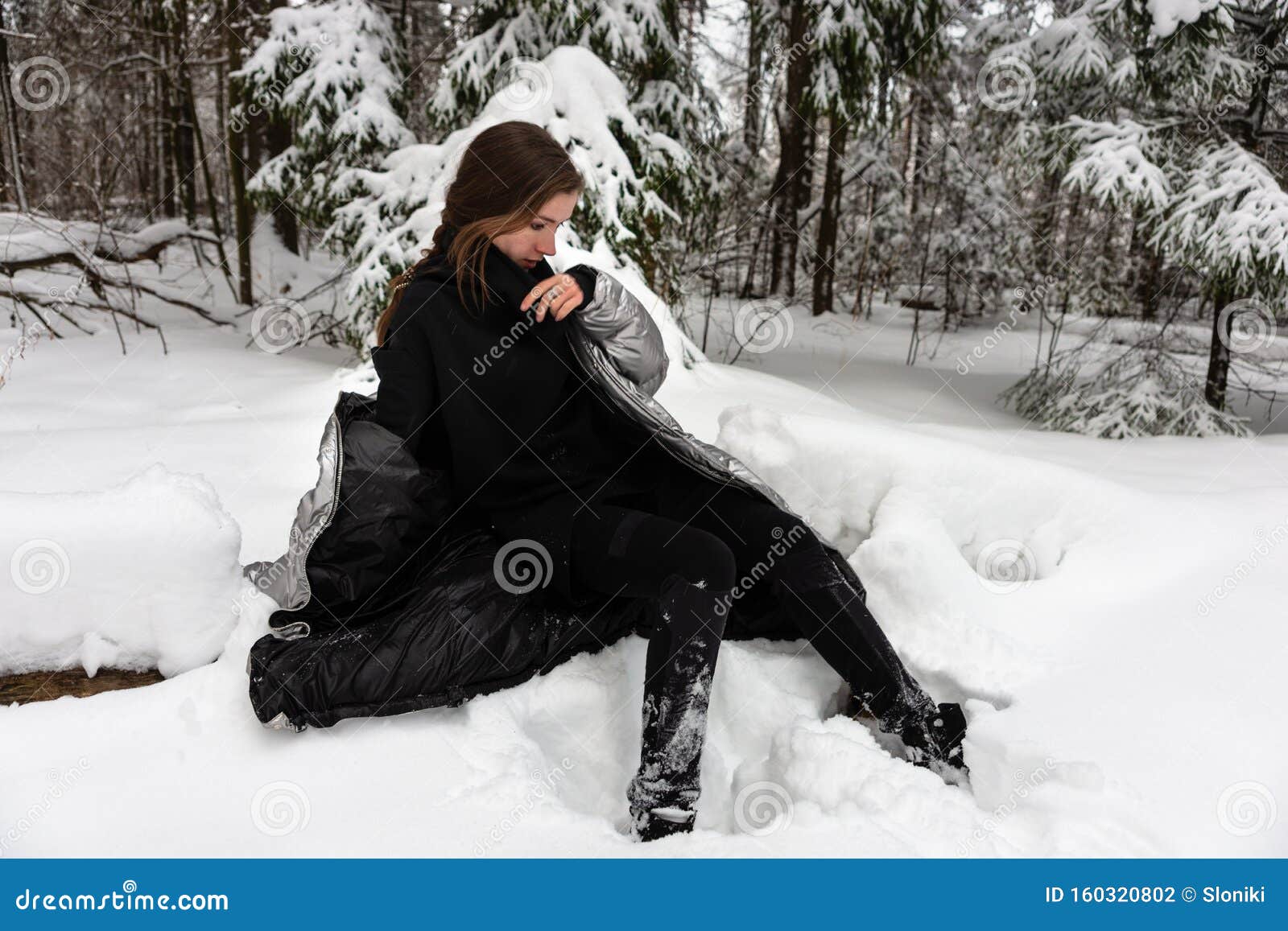 户外雪天快乐美女生活画像库存照片 图片包括有莫斯科 跳接器 夹克 绿色 节假日 享用