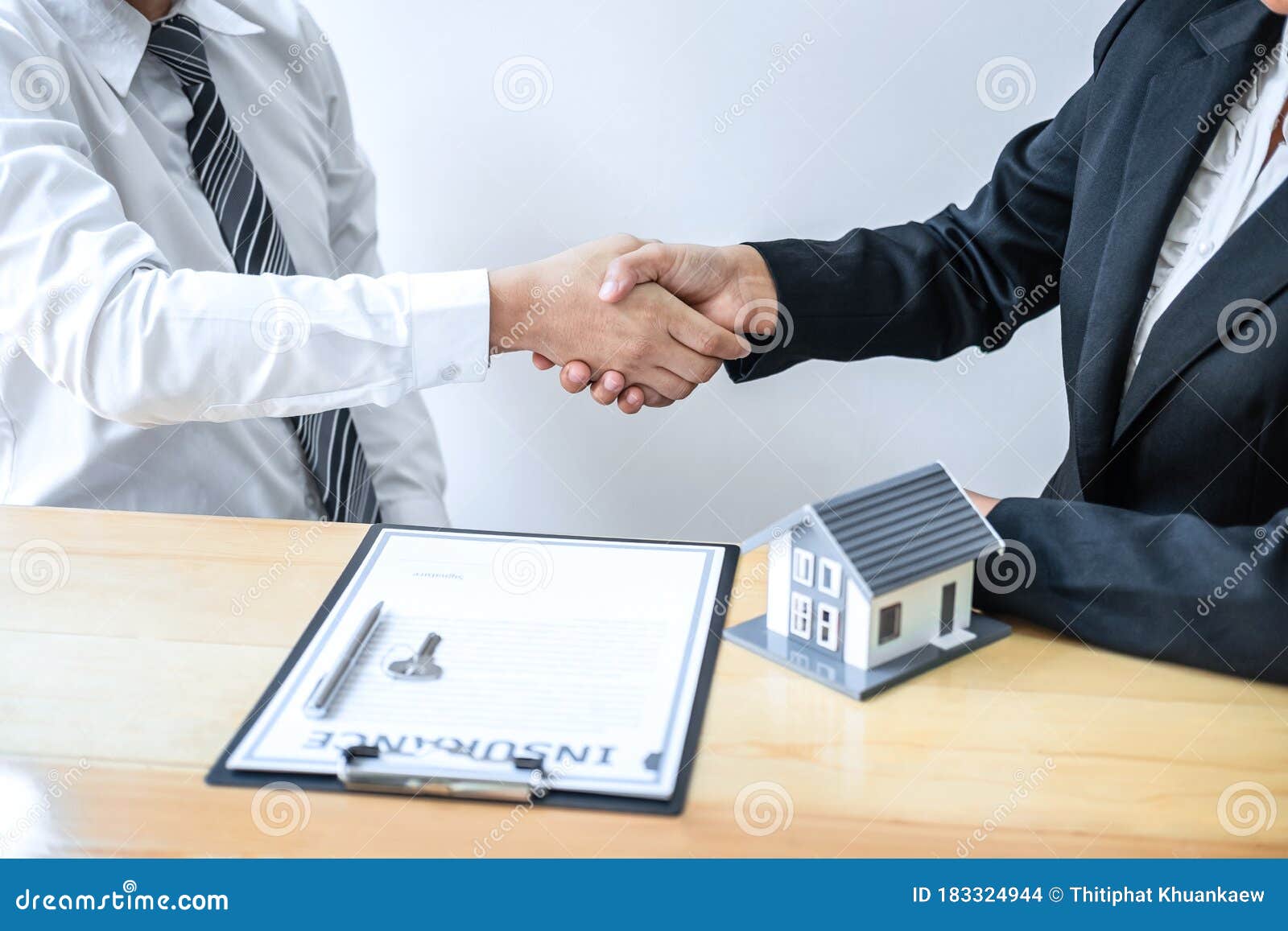房地产代理商在交易后握手，将房子、钥匙在商谈后交给客户，并签订合同库存照片- 图片包括有预算值, 贷款: 183324944