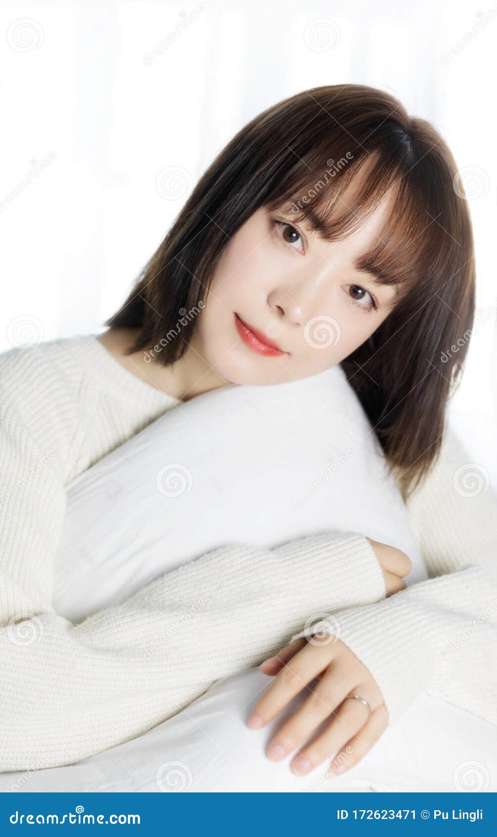房间里一个可爱的亚洲女孩的画像库存图片 图片包括有关心 诊所 饮料 不适 愈合 有人形 房间里一个可爱的亚洲女孩的画像库存图片 图片包括有关心 诊所 饮料 不适 愈合 有人形