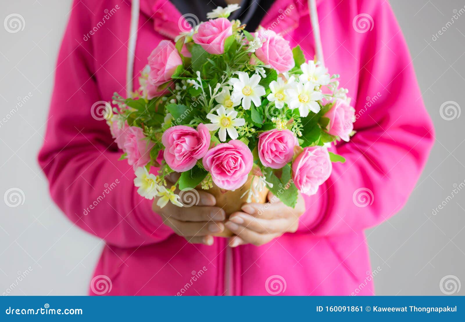 手中的花束 送给恋人的美丽颜色相互感情 粉红色的花库存图片 图片包括有