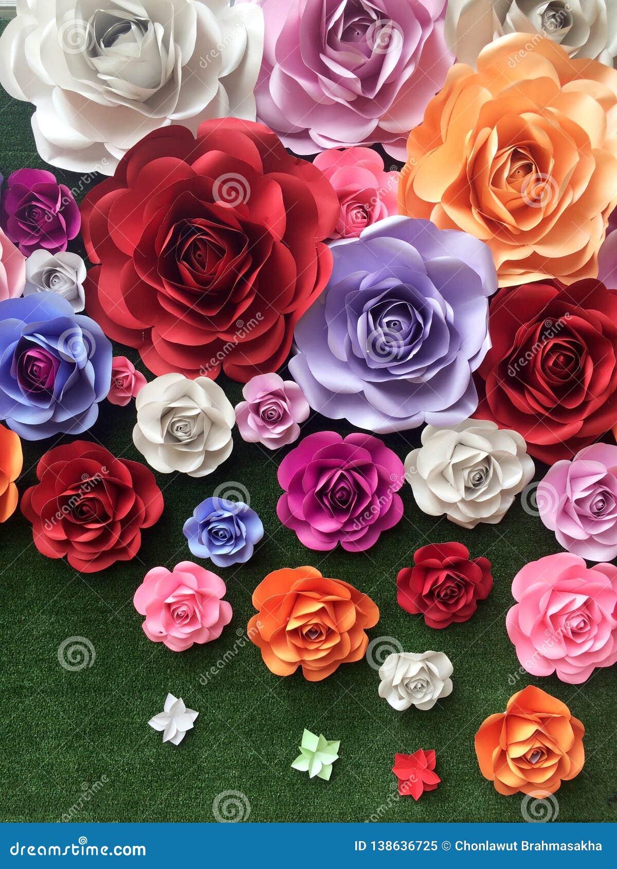 手制作了品种五颜六色的纸板纸玫瑰花库存图片 图片包括有