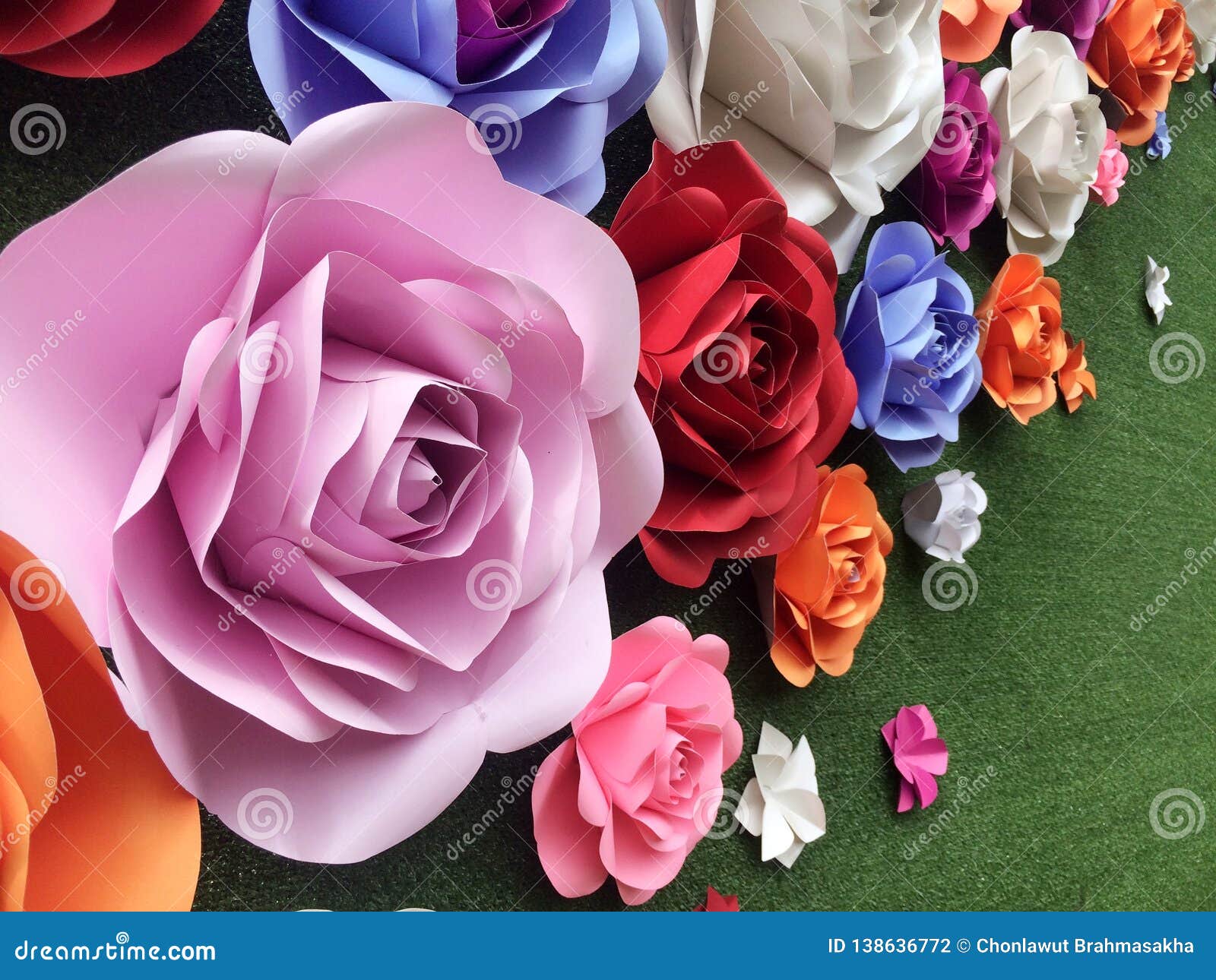 手制作了品种五颜六色的纸板纸玫瑰花库存照片 图片包括有