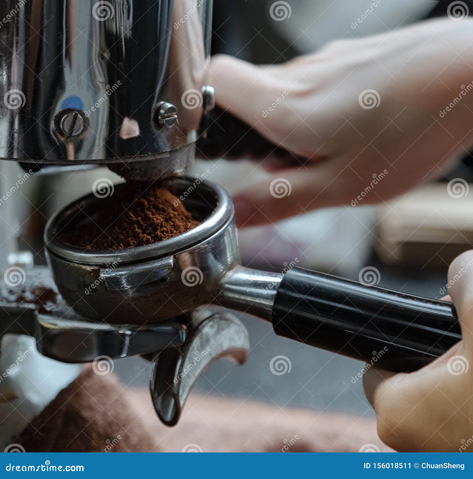 手动咖啡豆磨床头尾架 咖啡粉用两只手 咖啡粉咖啡机的手柄 库存图片 图片包括有 156018511