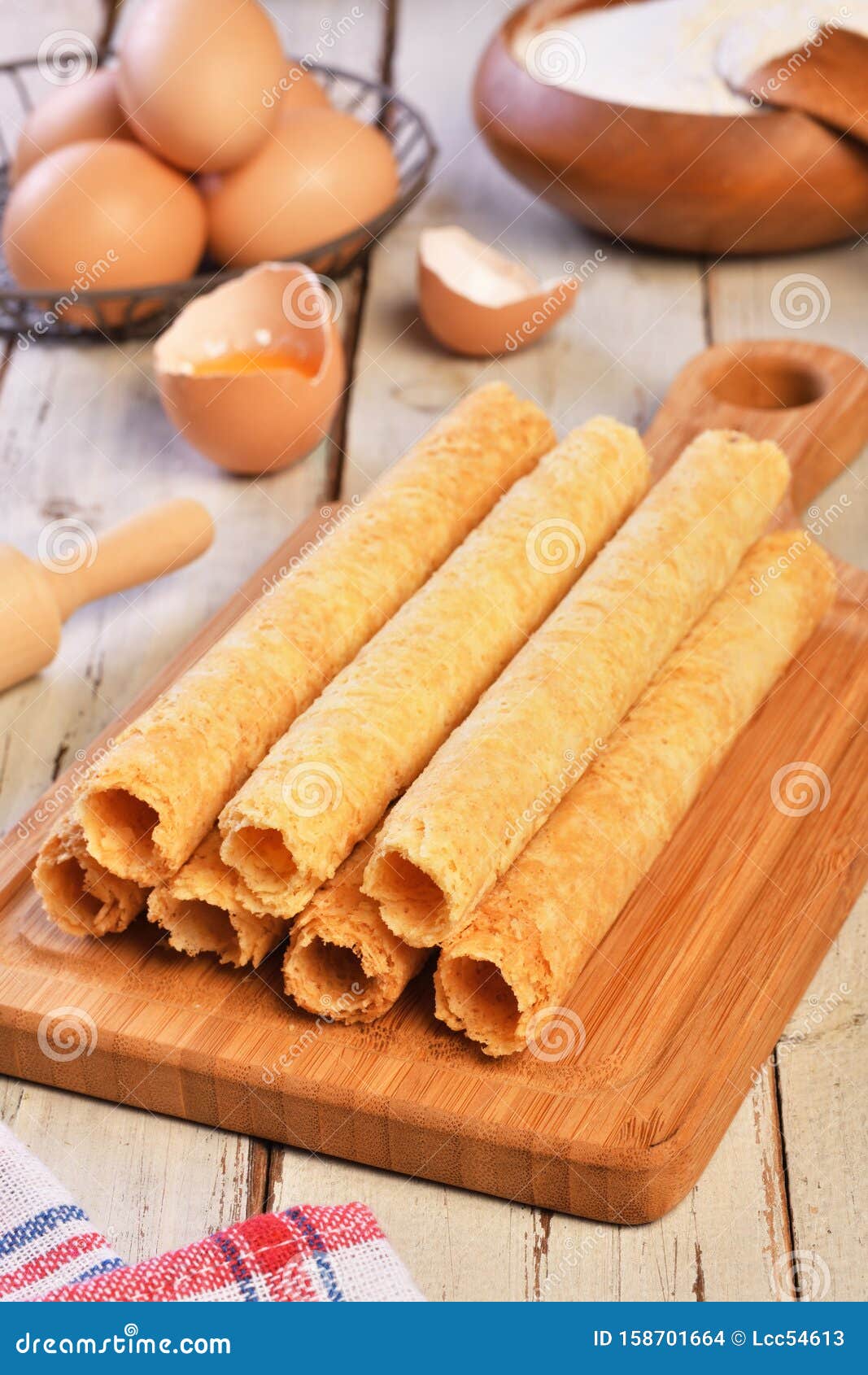 手工蛋卷库存照片 图片包括有会议室 可口 酥脆 酥皮点心 平分 手工制造 健康 面粉