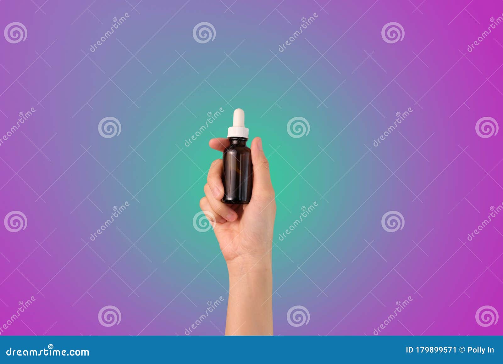 手持美容护肤滴瓶霓虹色背景中的血清美库存图片 图片包括有皮肤学 背包 皮肤 吸管 化妆水 手持美容护肤滴瓶霓虹色背景中的血清美库存图片 图片包括有皮肤学 背包 皮肤 吸管 化妆水