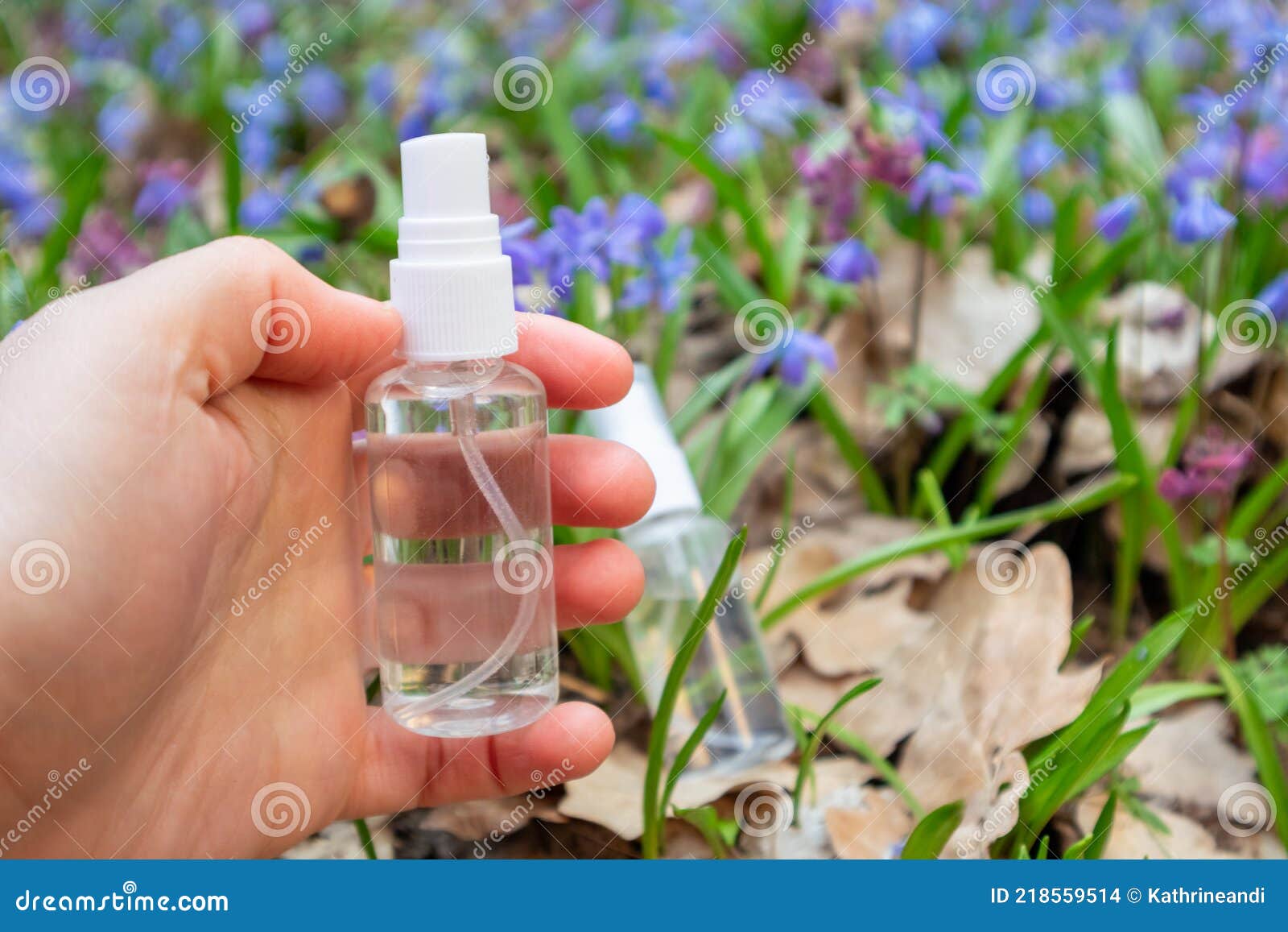 手持蓝花透明喷雾瓶库存照片 图片包括有植物群 分配器 开花 卫生学 容器 有益健康 草本 手持蓝花透明喷雾瓶库存照片 图片包括有植物群 分配器 开花 卫生学 容器 有益健康 草本