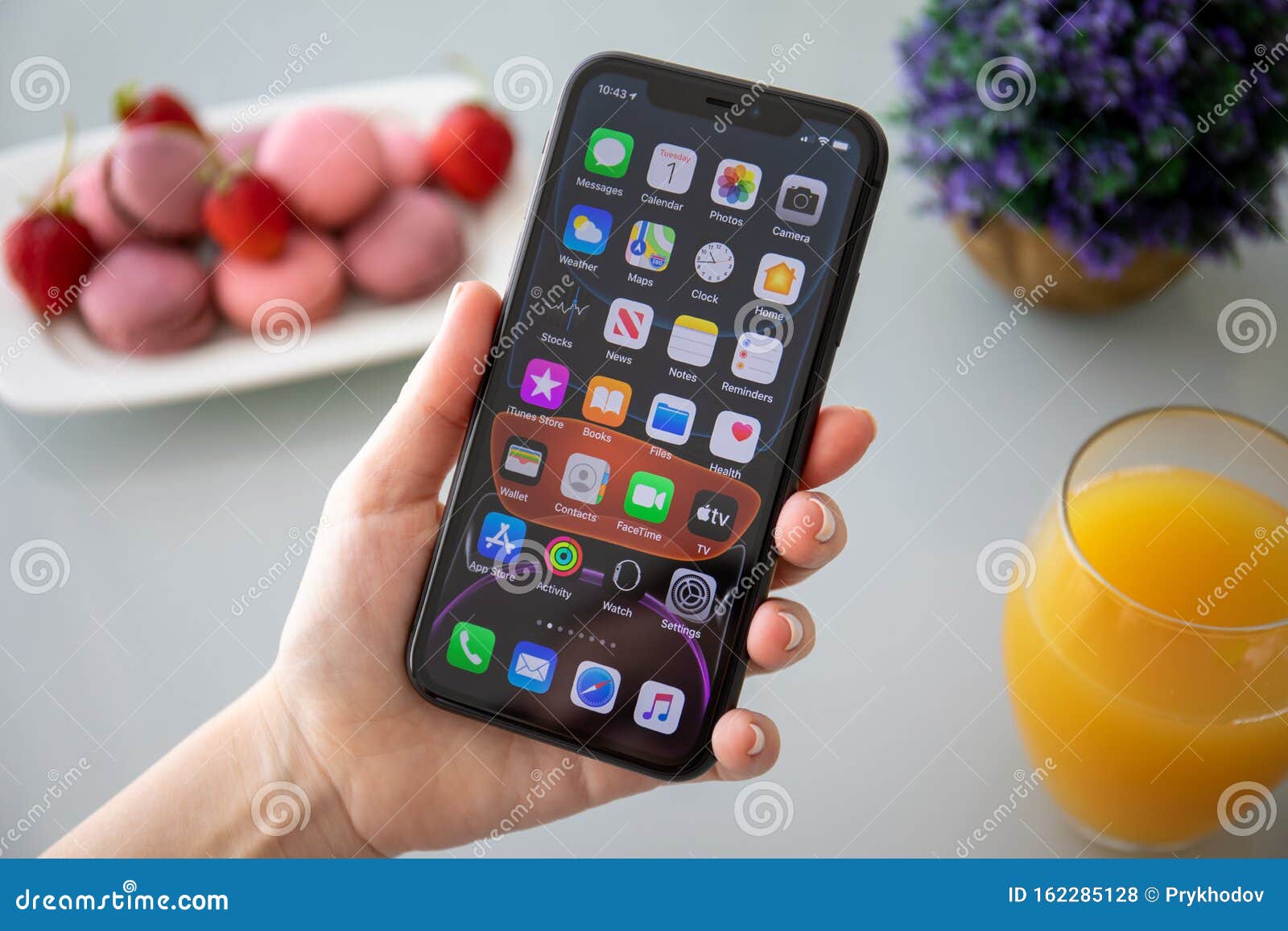 手持iphone 11的女性 带主屏ios 13 编辑类库存照片 图片包括有说明 扫描 填充