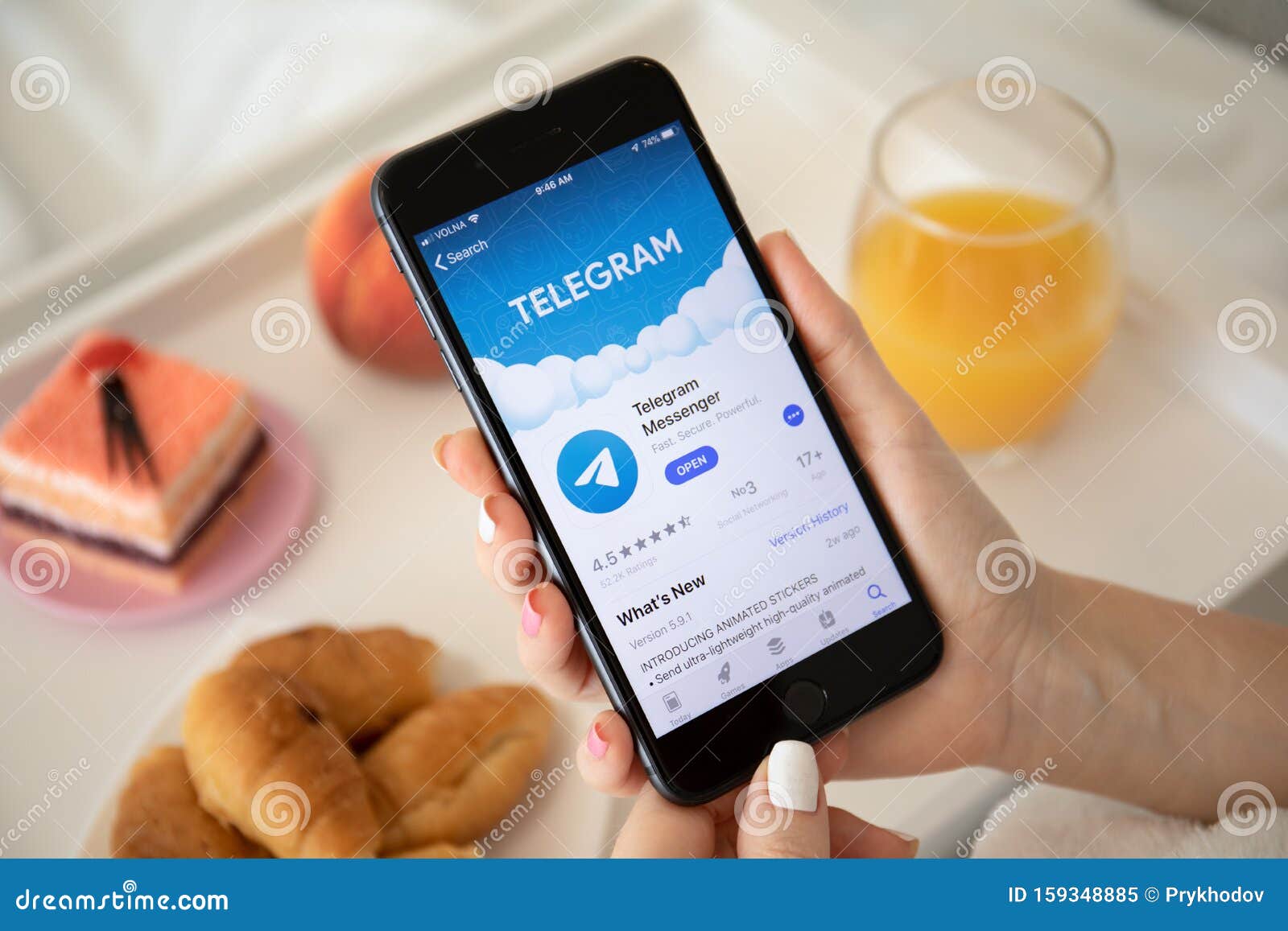 手持iphone 8 Plus社交网络服务telegram 编辑类图片 图片包括有plus社交网络服务telegram 手持iphone