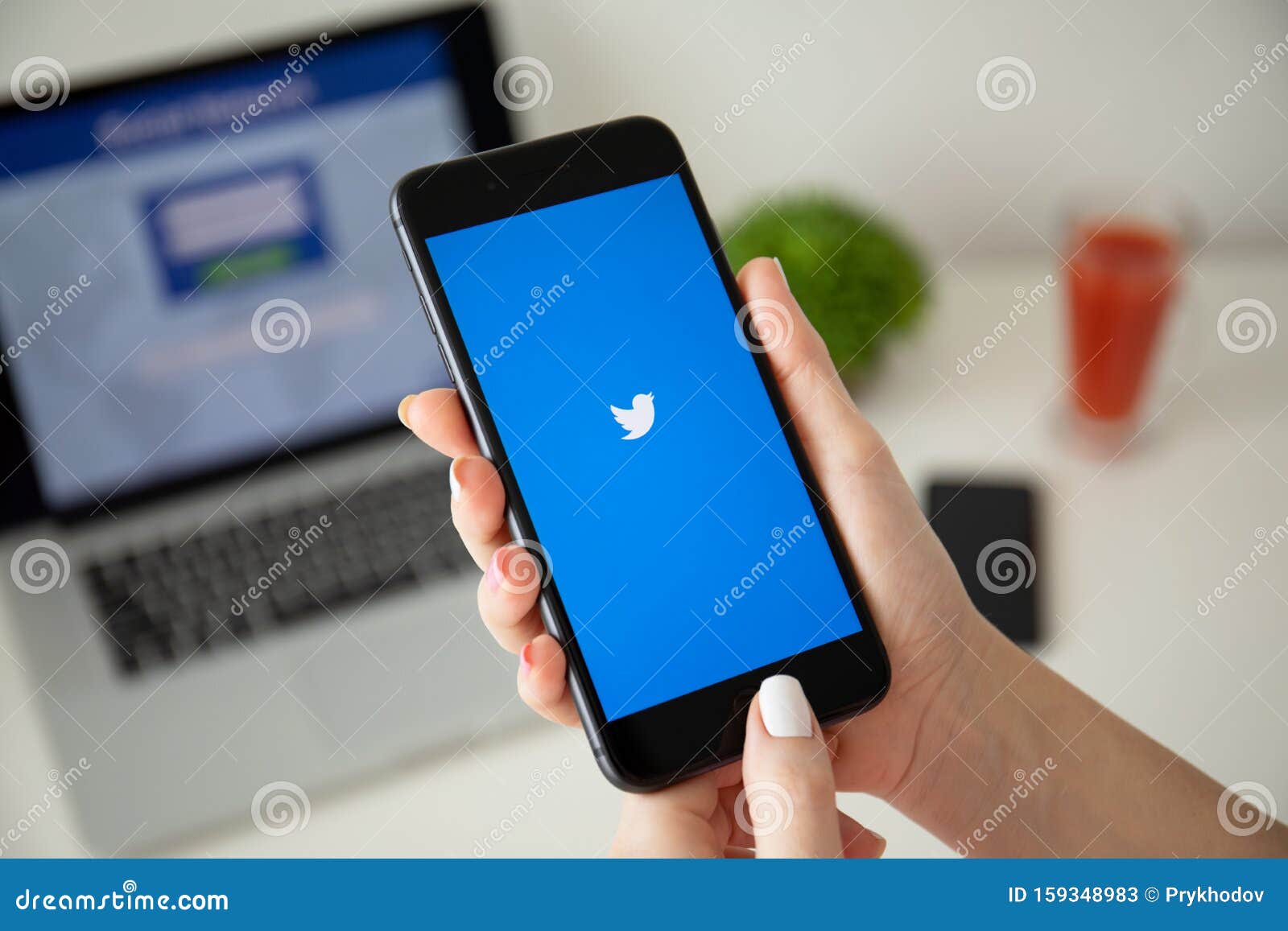 手持iphone 8 Plus社交网络服务twitter的女性编辑类库存照片 图片包括有plus社交网络服务twitter的女性 手持iphone