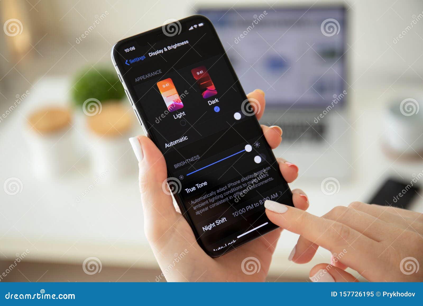 手持iphone X的ios 13暗模式女性编辑类图片 图片包括有小配件 暂挂 扫描 设备