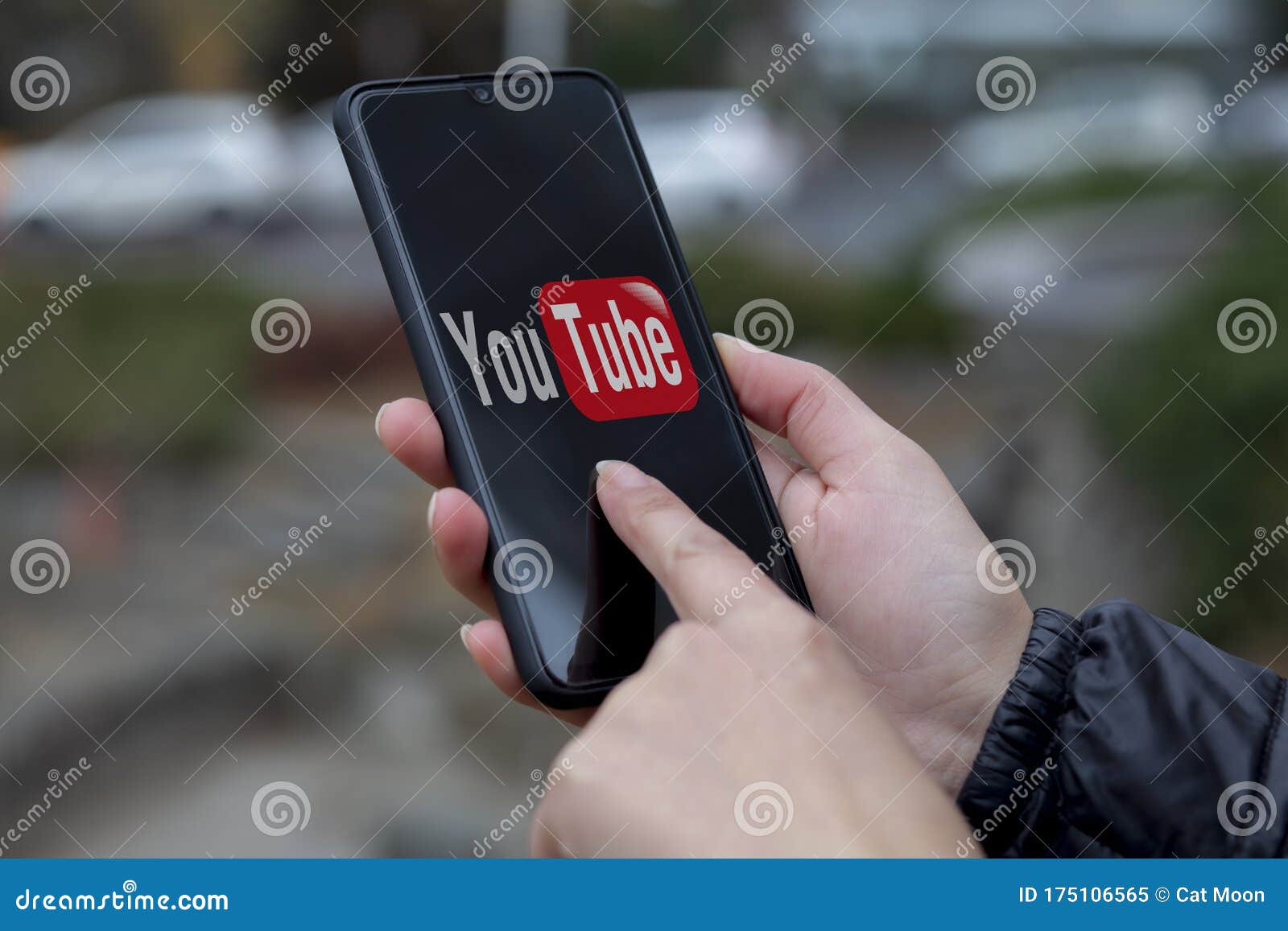 手里拿着智能手机和youtube应用的女性编辑类图片 图片包括有说明 外面 电子 社论 例证
