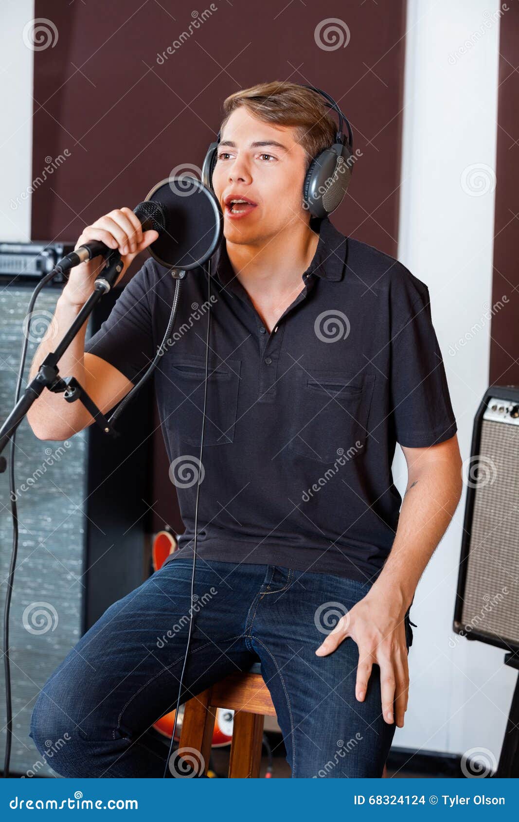 执行在演播室的年轻男性歌手库存照片 图片包括有执行在演播室的年轻男性歌手
