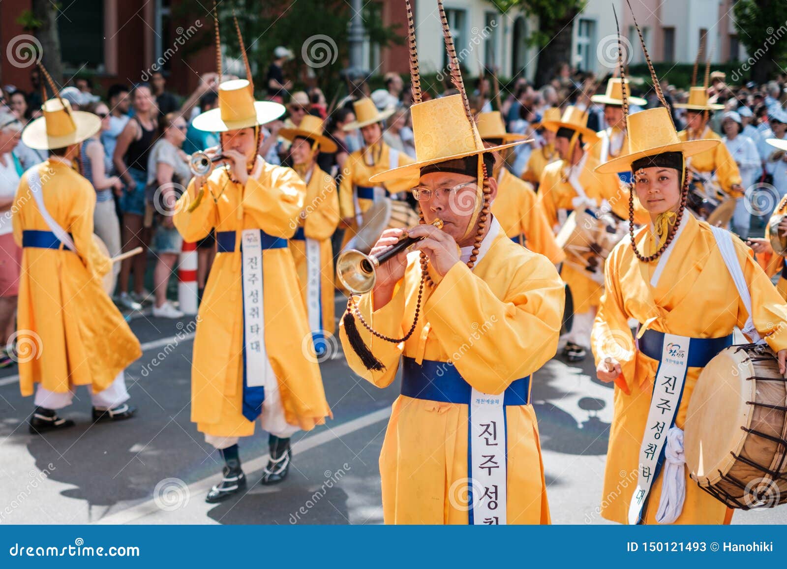 执行在karneval Der文化kulturen狂欢节的传统服装的韩国人在柏林编辑类库存照片 图片包括有性能 聚会所 执行在karneval Der文化kulturen狂欢节的传统服装的韩国人在柏林编辑类库存照片 图片包括有性能 聚会所
