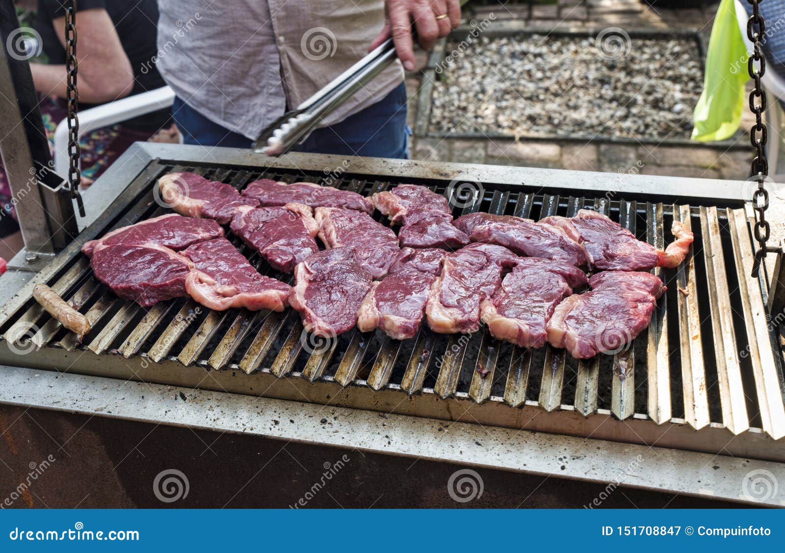 把最佳的entrecote牛排放的人在bbq上库存图片 图片包括有贝多芬 气体 当事人 叉子 把最佳的entrecote牛排放的人在bbq上库存图片 图片包括有贝多芬 气体 当事人 叉子