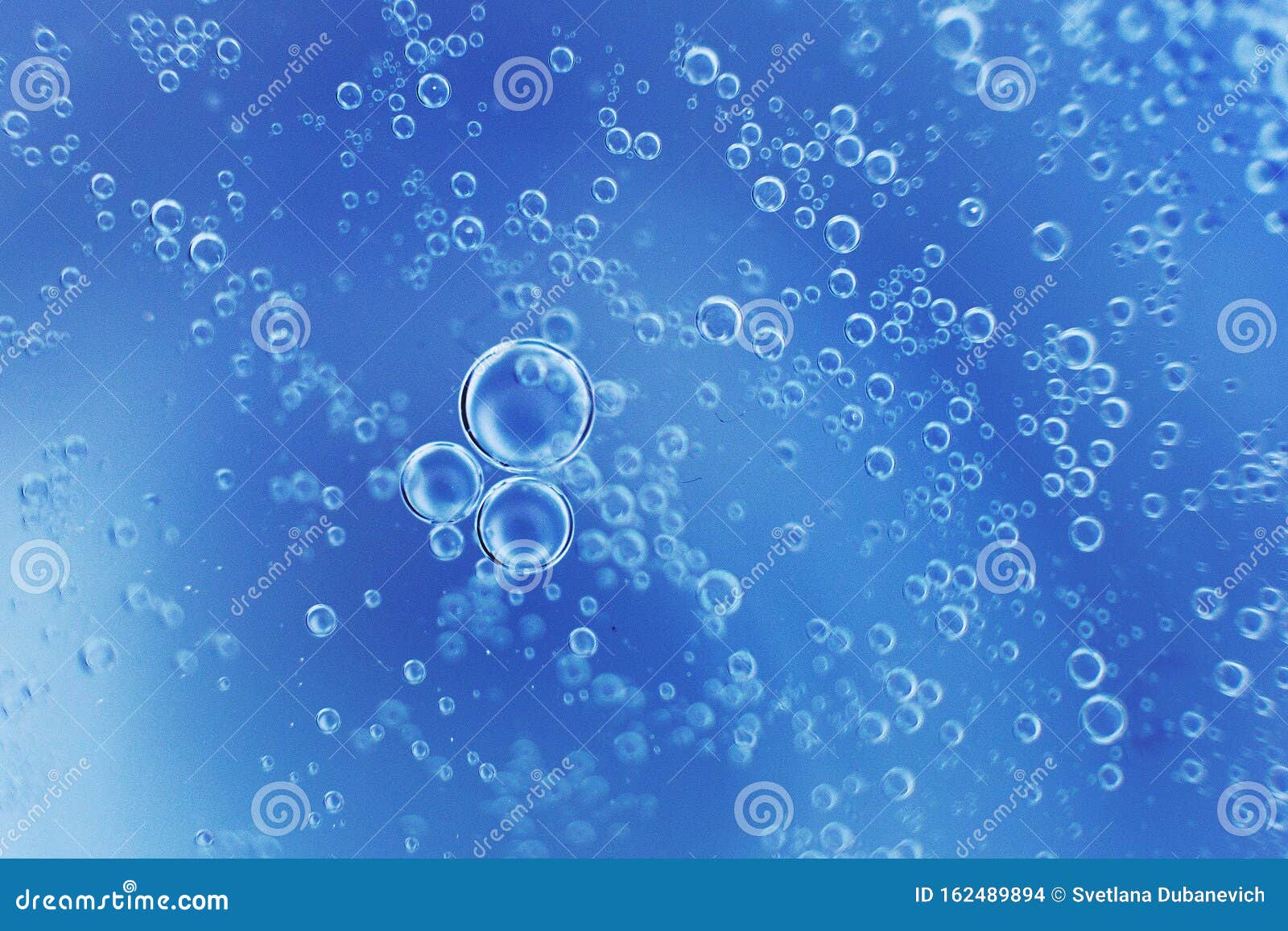 抽象浅蓝色油圈背景水泡水中的气泡圆泡库存照片 图片包括有水泡 抽象浅蓝色油圈背景 水中的气泡