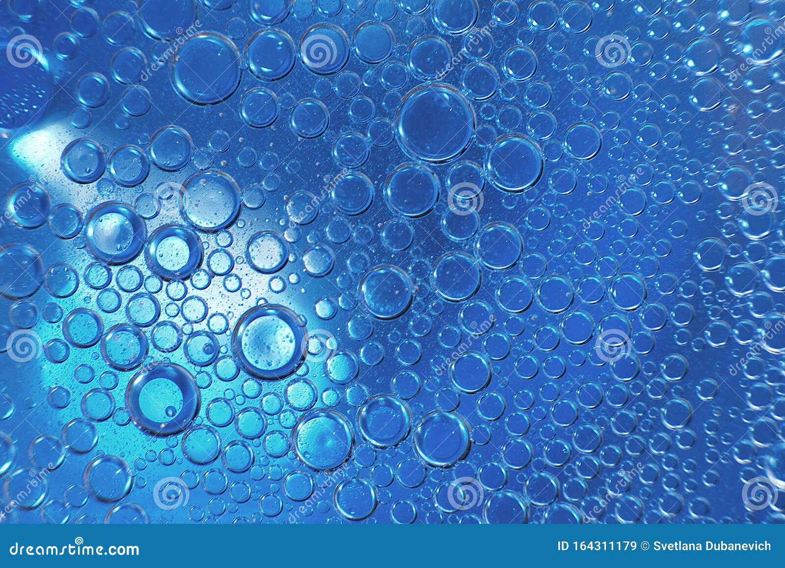 抽象浅蓝色油圈背景水泡水中的气泡圆泡库存图片 图片包括有圆泡 水泡 抽象浅蓝色油圈背景