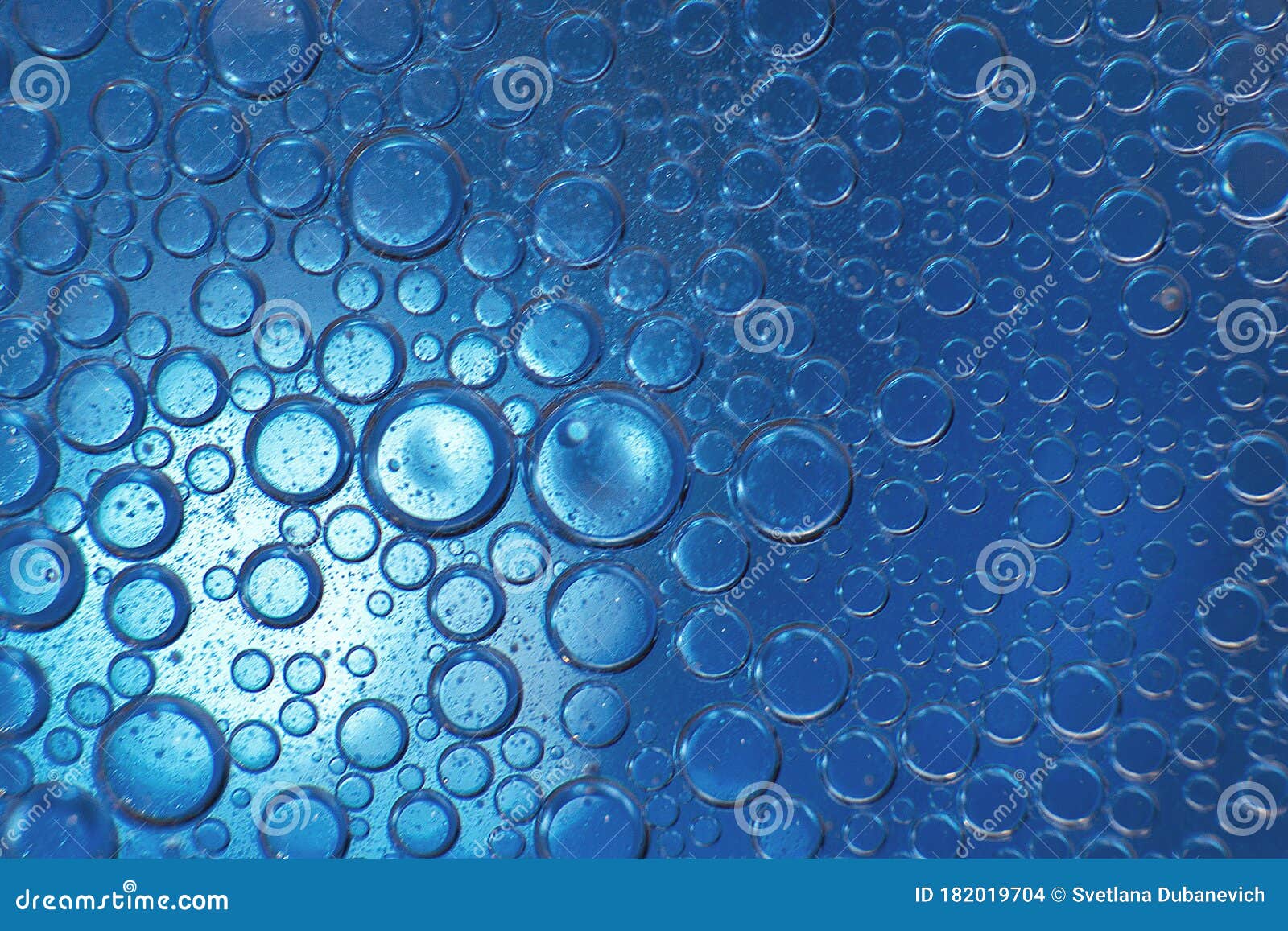 抽象浅蓝色油圈背景水泡水中的气泡圆泡库存照片 图片包括有圆泡 抽象浅蓝色油圈背景 水中的气泡