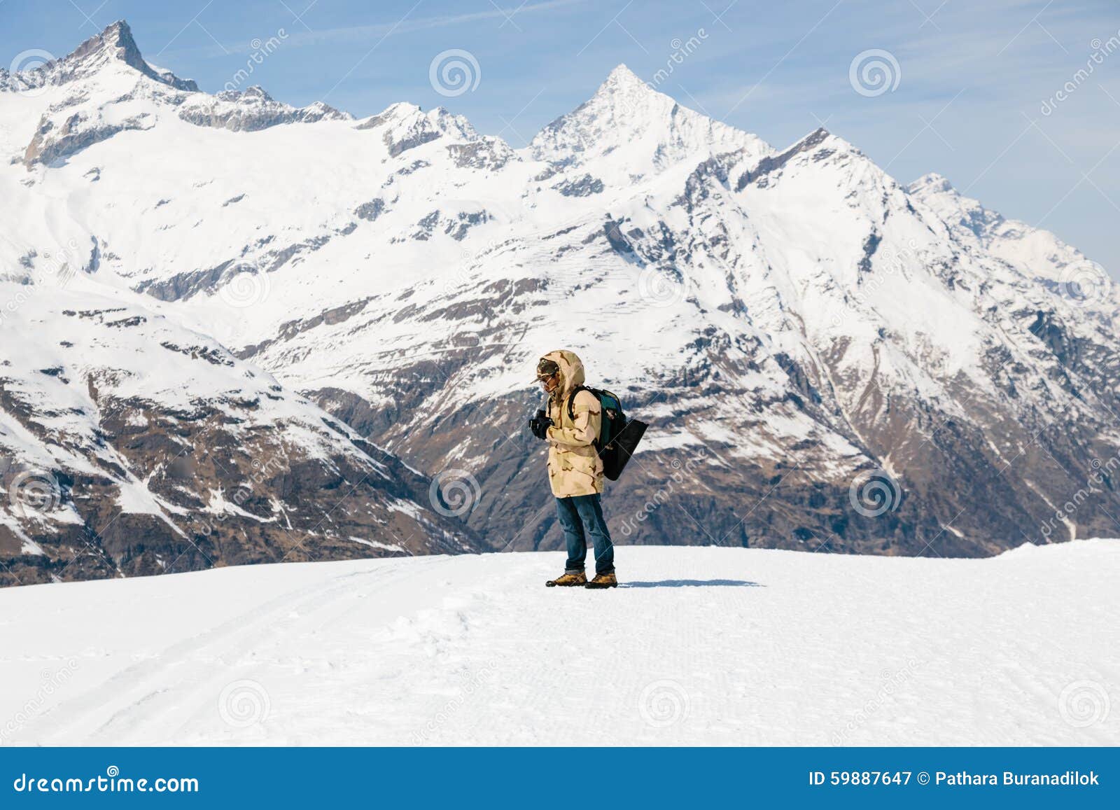 拍与葡萄酒影片照相机的一个人一张照片在雪在雪山背景中库存图片 图片包括有 拍与葡萄酒影片照相机的一个人一张照片在雪在雪山背景中库存图片 图片包括有
